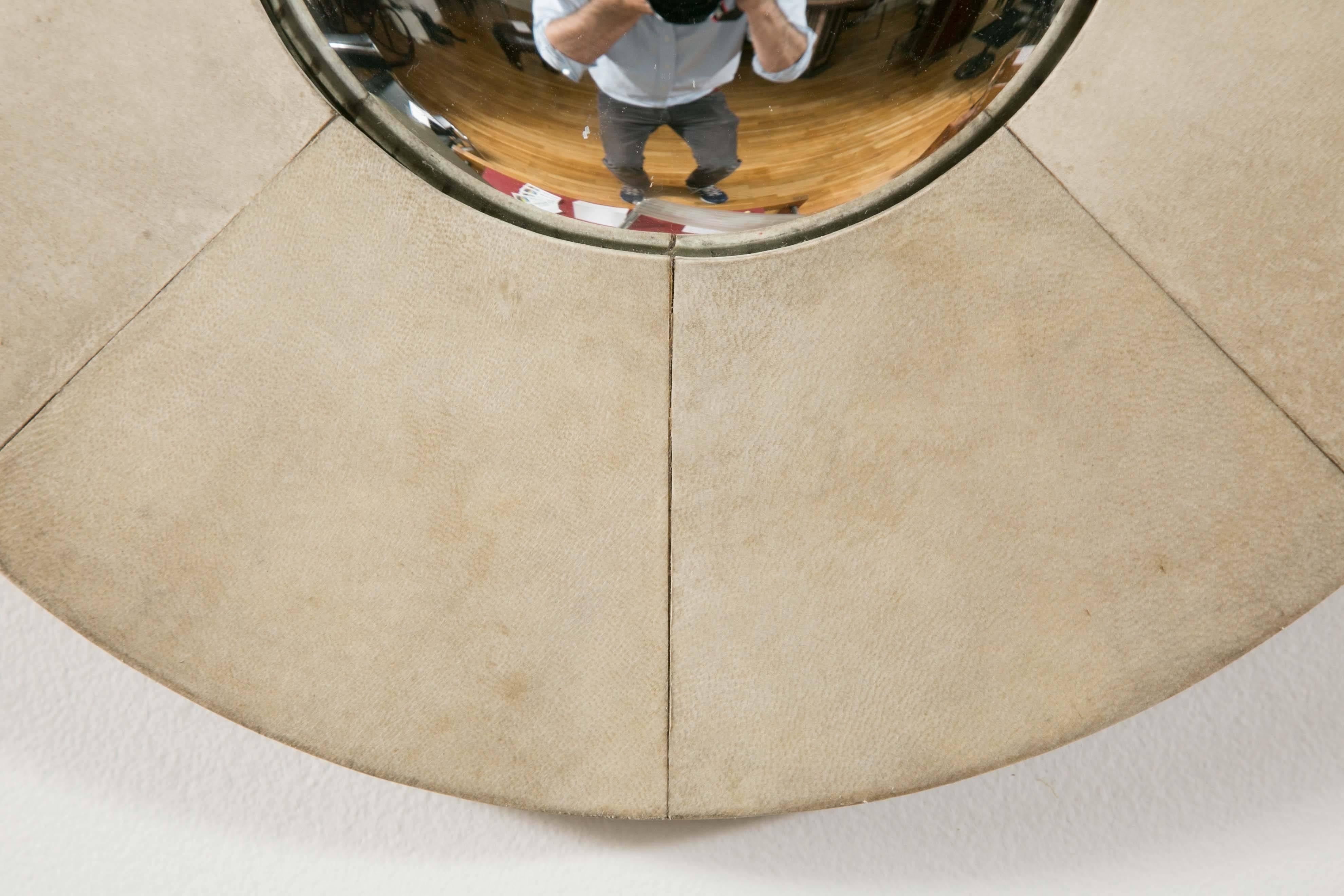 Miroir excentrique recouvert de parchemin par Jacque Adnet, 1940-1950 Bon état - En vente à Paris, FR