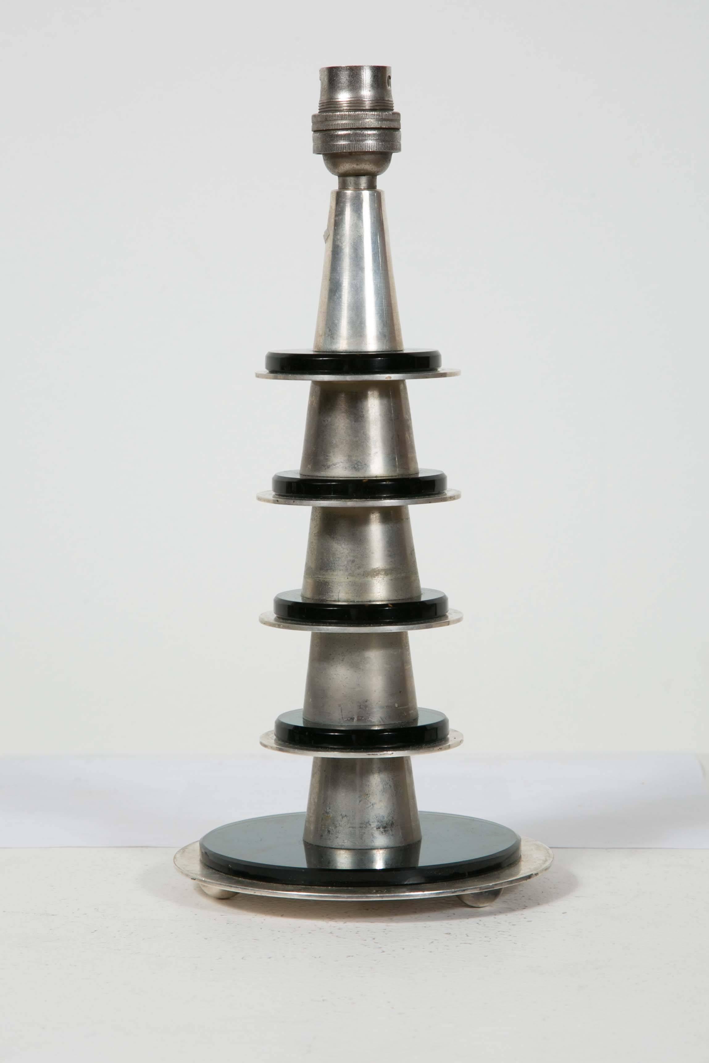 Modernist/Art Deco table lamp by Maison Desny.
Nickel-plated bronze and dark green glass disks.
Stamp 