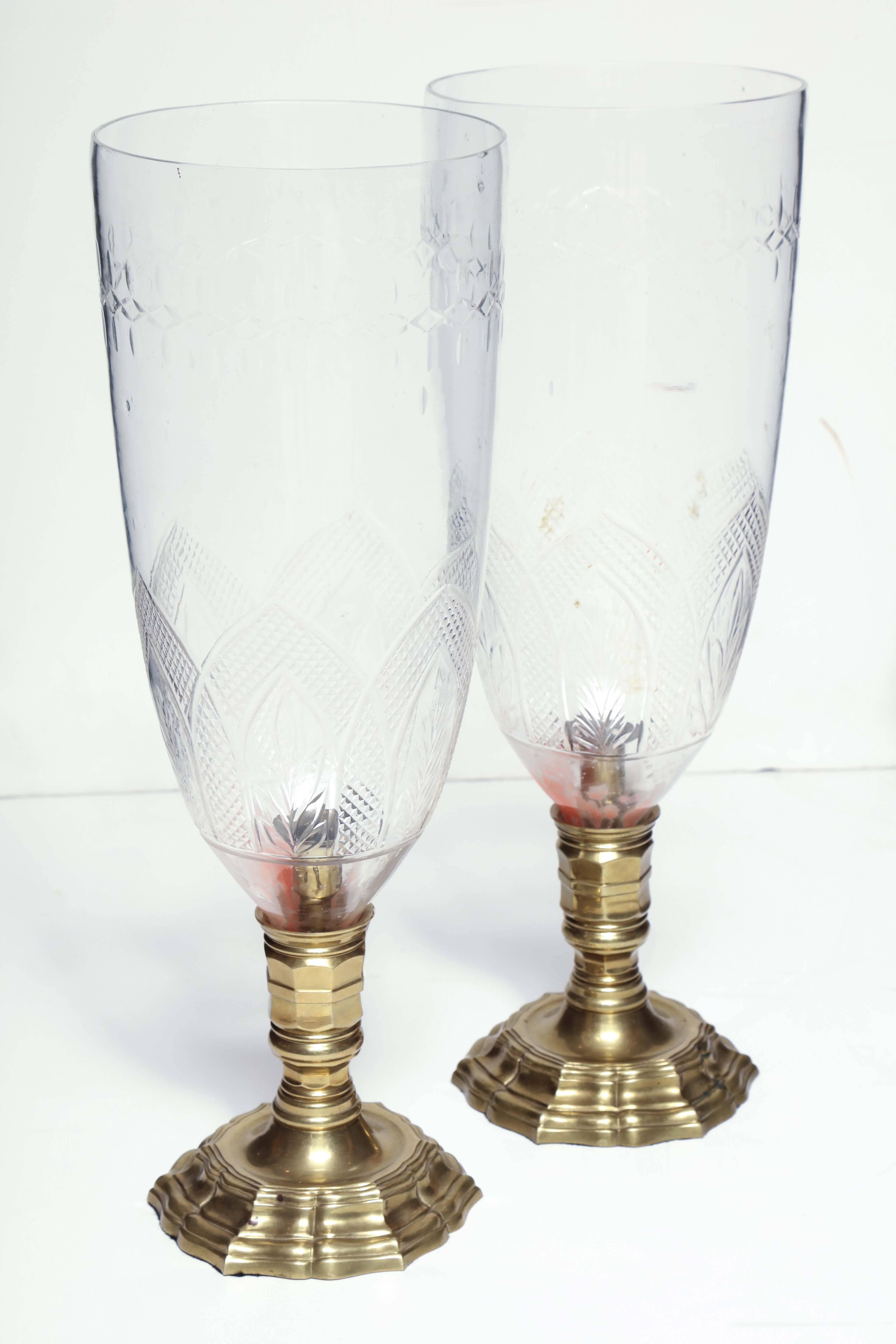 Une paire de photophores français en verre taillé et bronze.