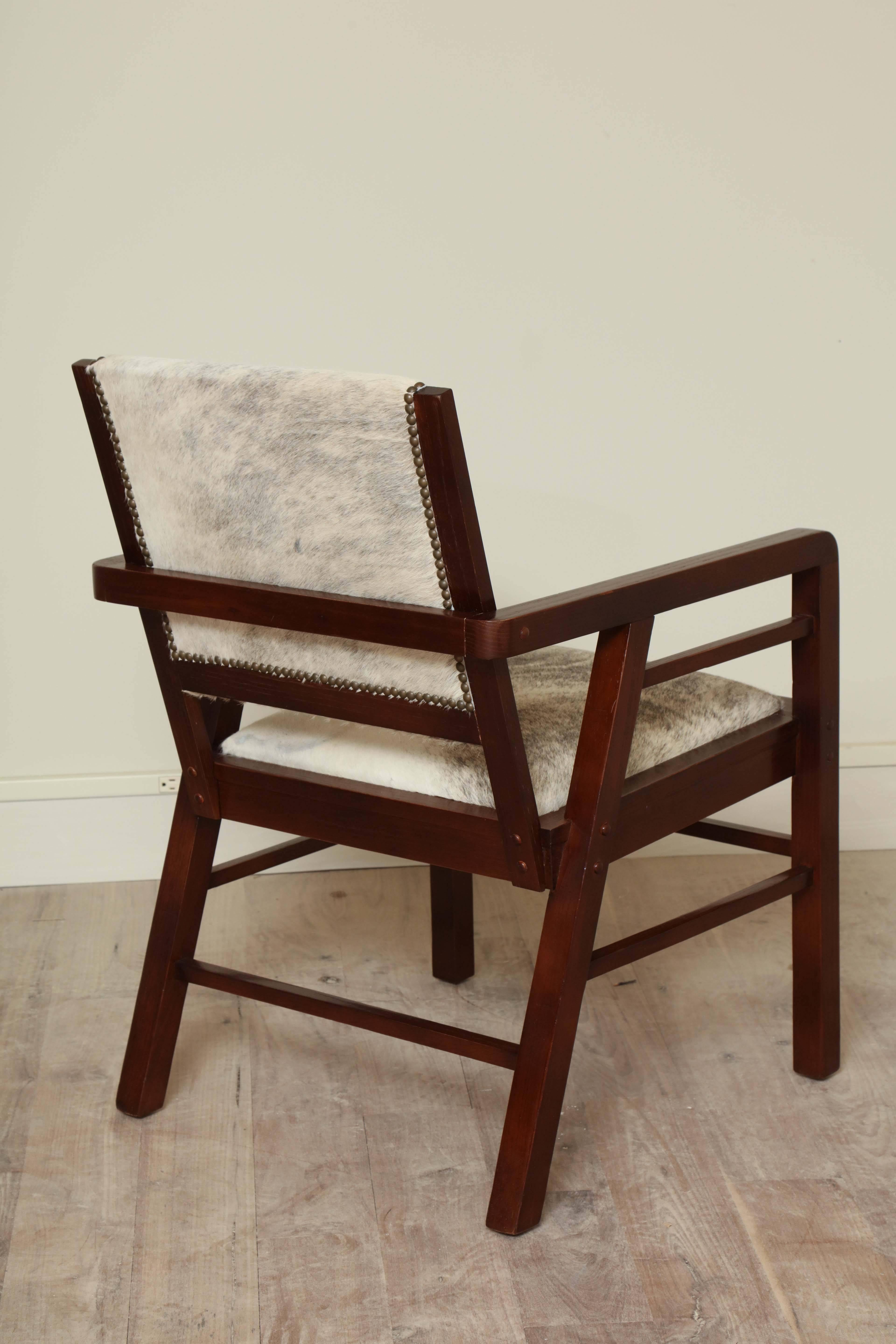 Pair of Oak Chairs In Distressed Condition For Sale In New York, NY