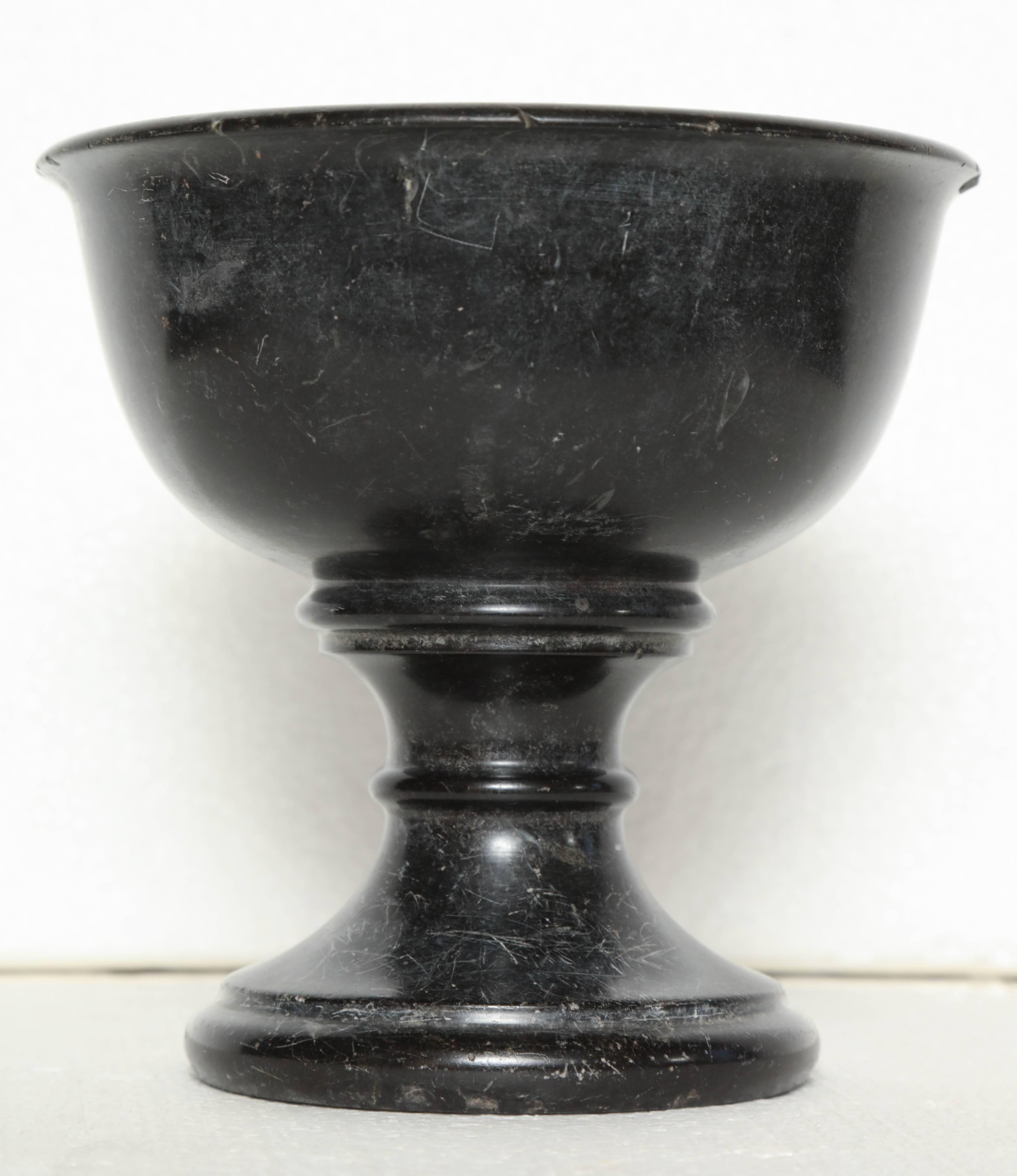 19th century continental neoclassical marble bowl on Socle.
Minor chips due to age.