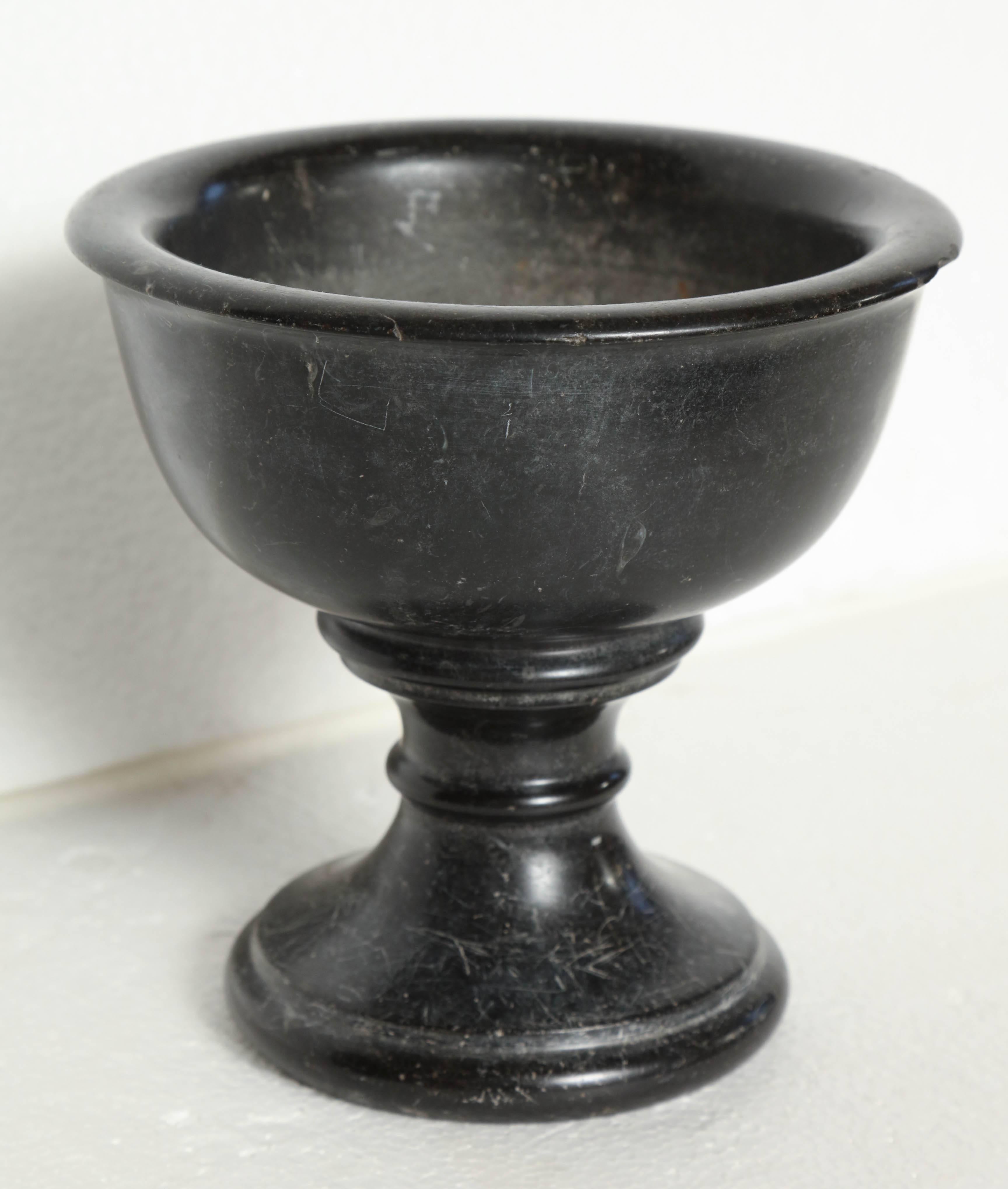 19th Century Continental Neoclassical Marble Bowl on Socle For Sale 4