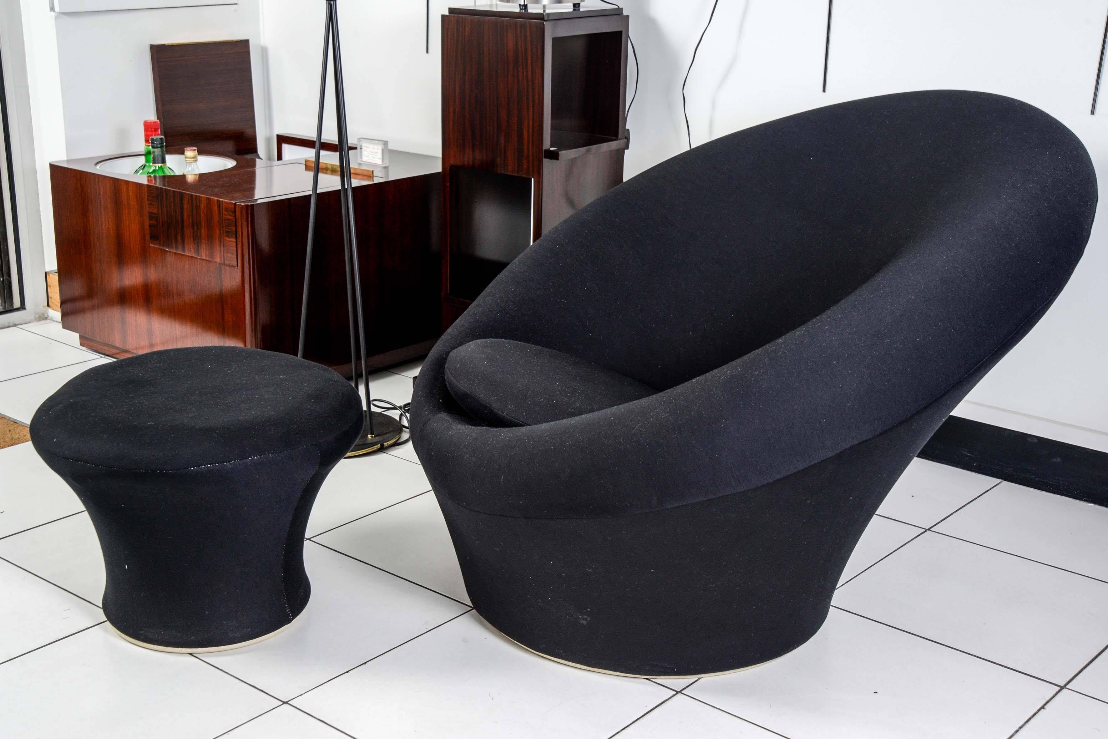 Model mushroom chair and ottoman designed by Pierre Paulin in 1960 for Artifort. Black fabric.
Tubular steel frame.
Artifort aluminium plate on the footrest,
circa 1960.

Measurements of footrest: Diameter 50 x height 35 cm.