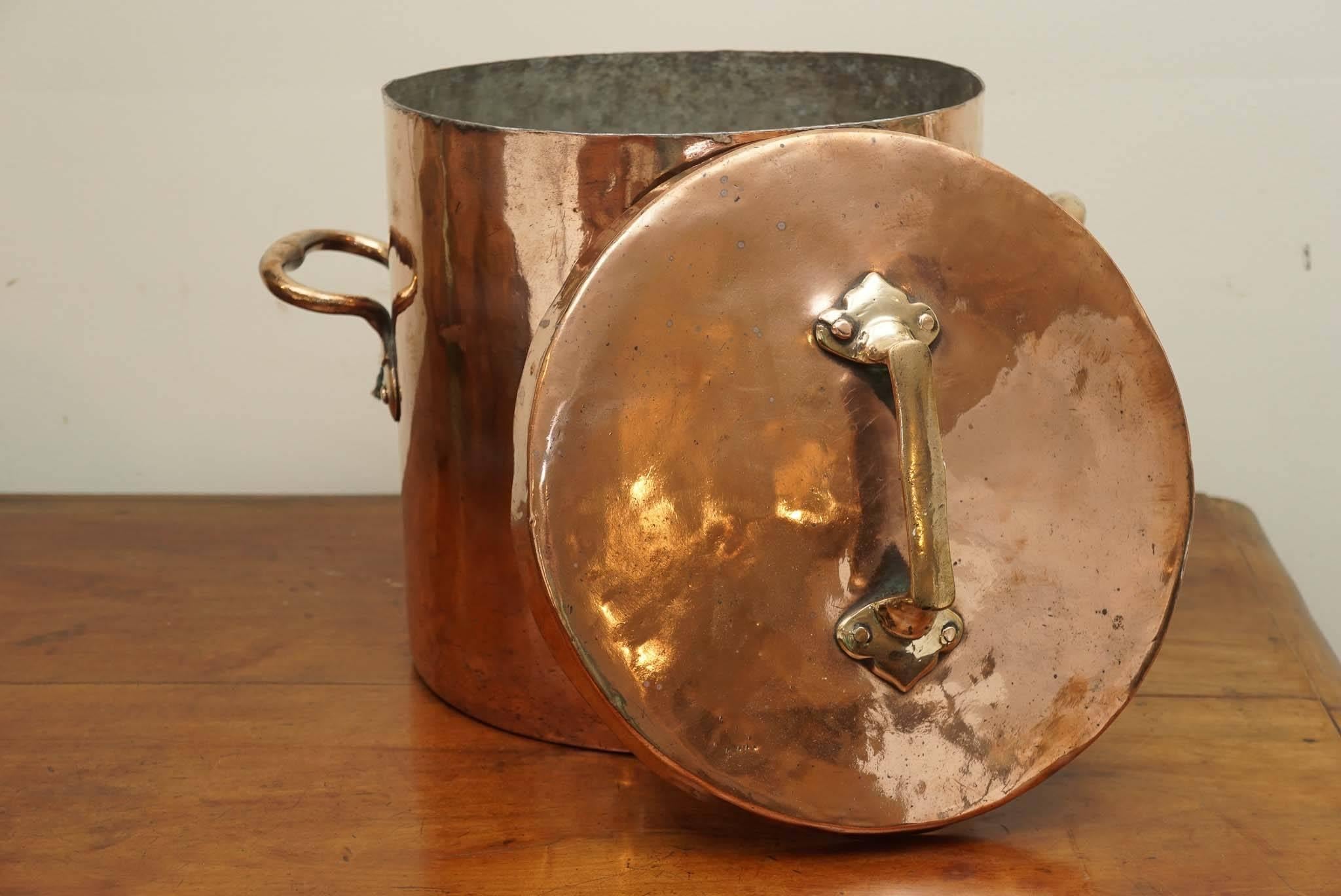 Late 19th Century English Copper Pot with Original Lid
