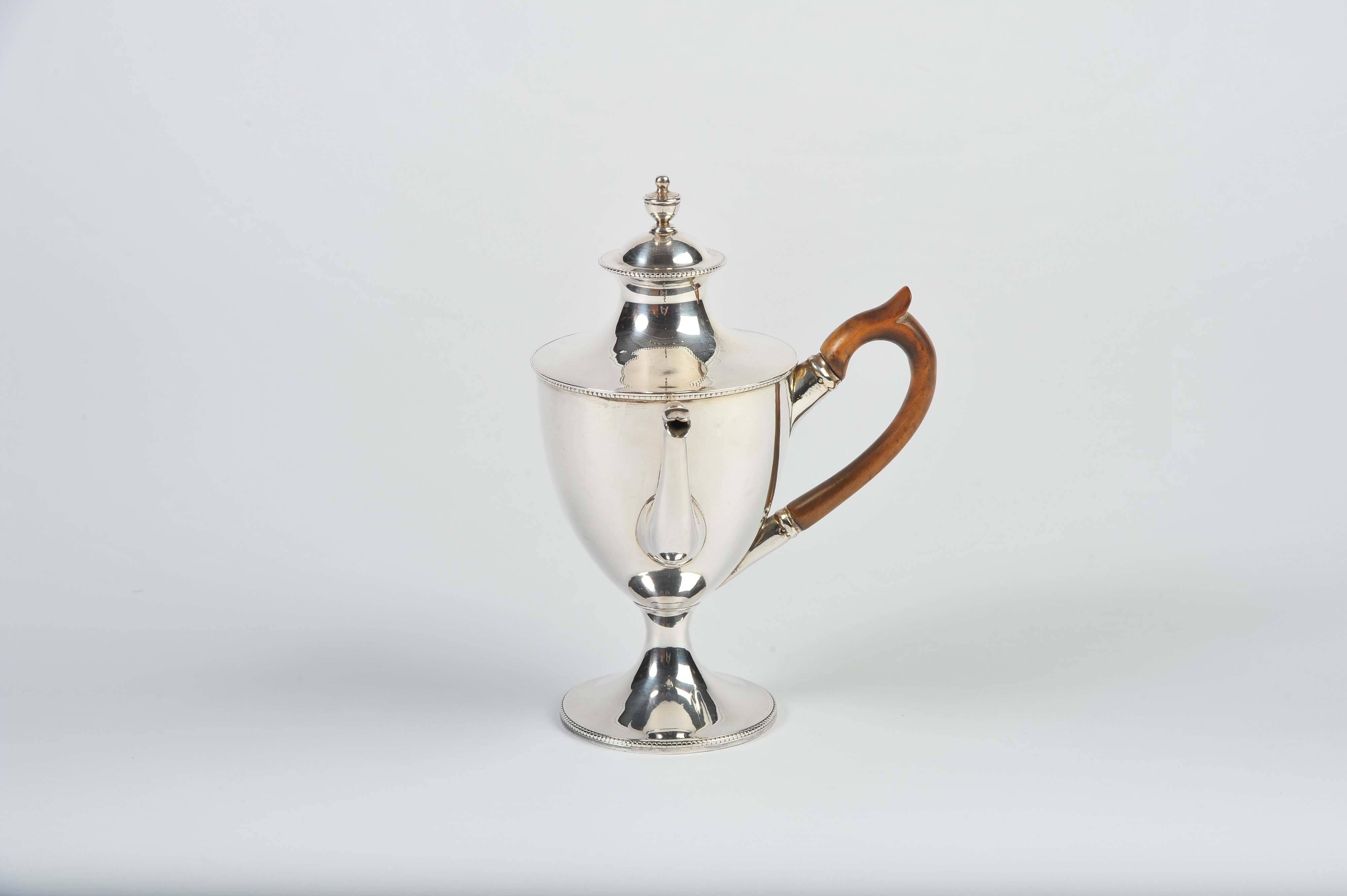 A fine late 18th century Sheffield plate 'Argyle' heater jug for sauce or gravy.
Of wonderful Classic form, it is so named after John IV Duke of Argyle who first commissioned the manufacture of this type of jug.