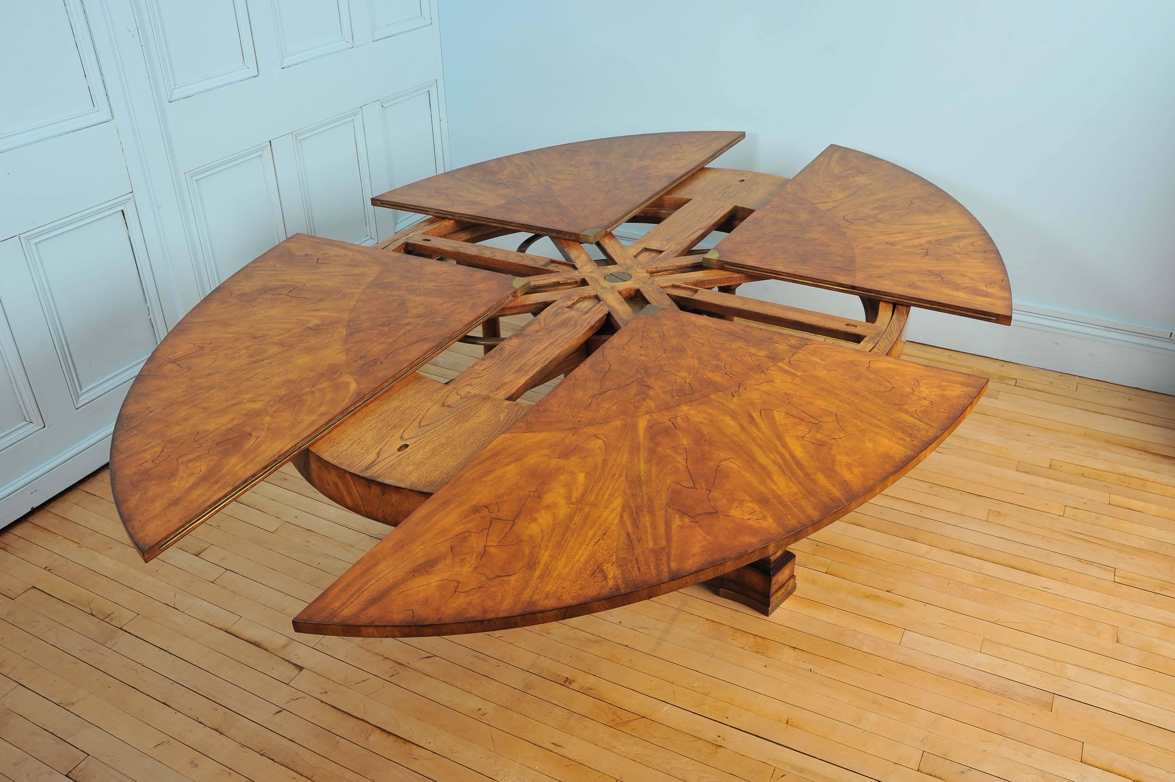 Oval Mahogany Extending Dining Table with Leaf Rack In Excellent Condition In London, GB