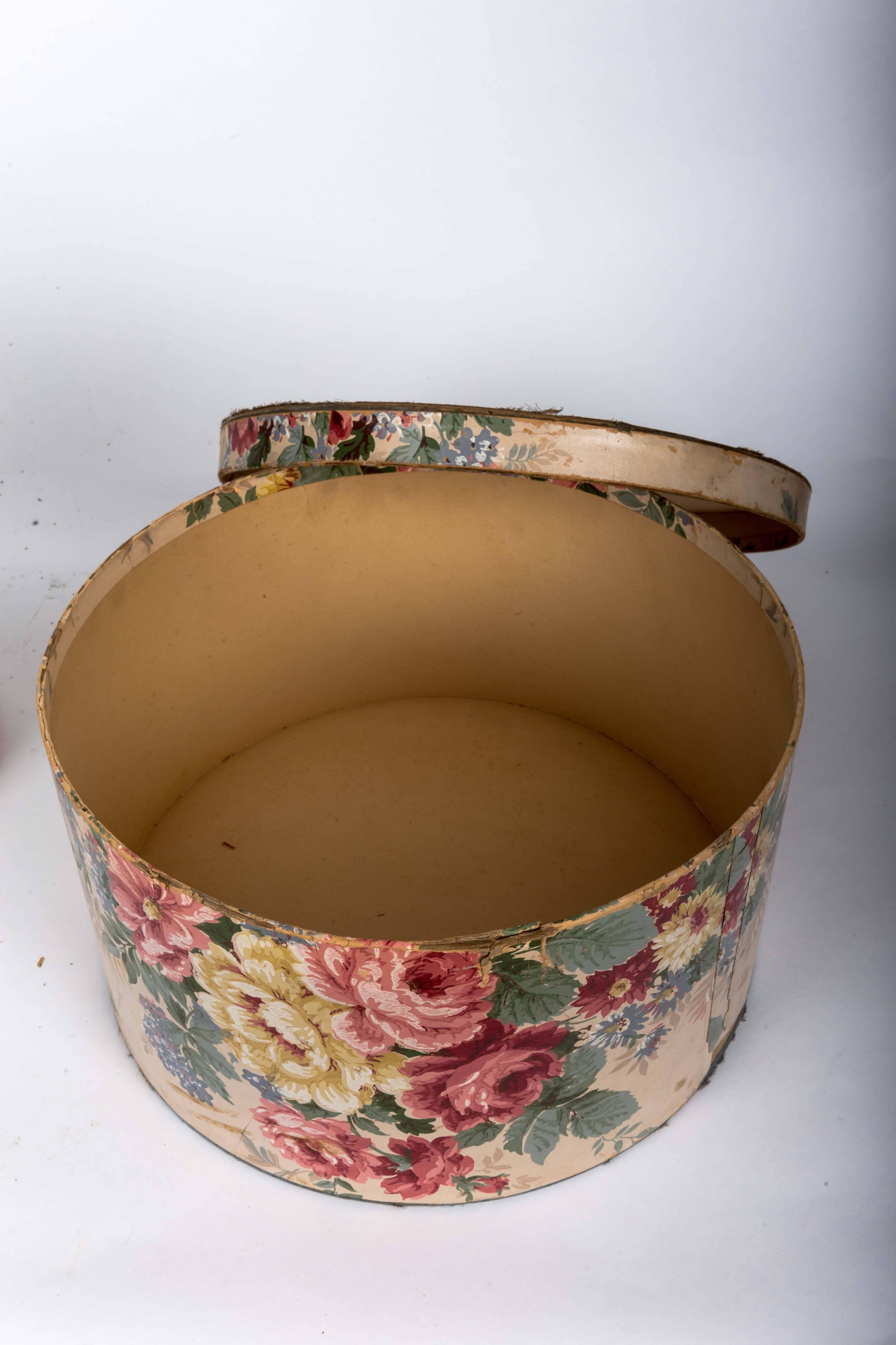 Antique Wallpaper Covered Band Boxes In Good Condition For Sale In New York City, NY