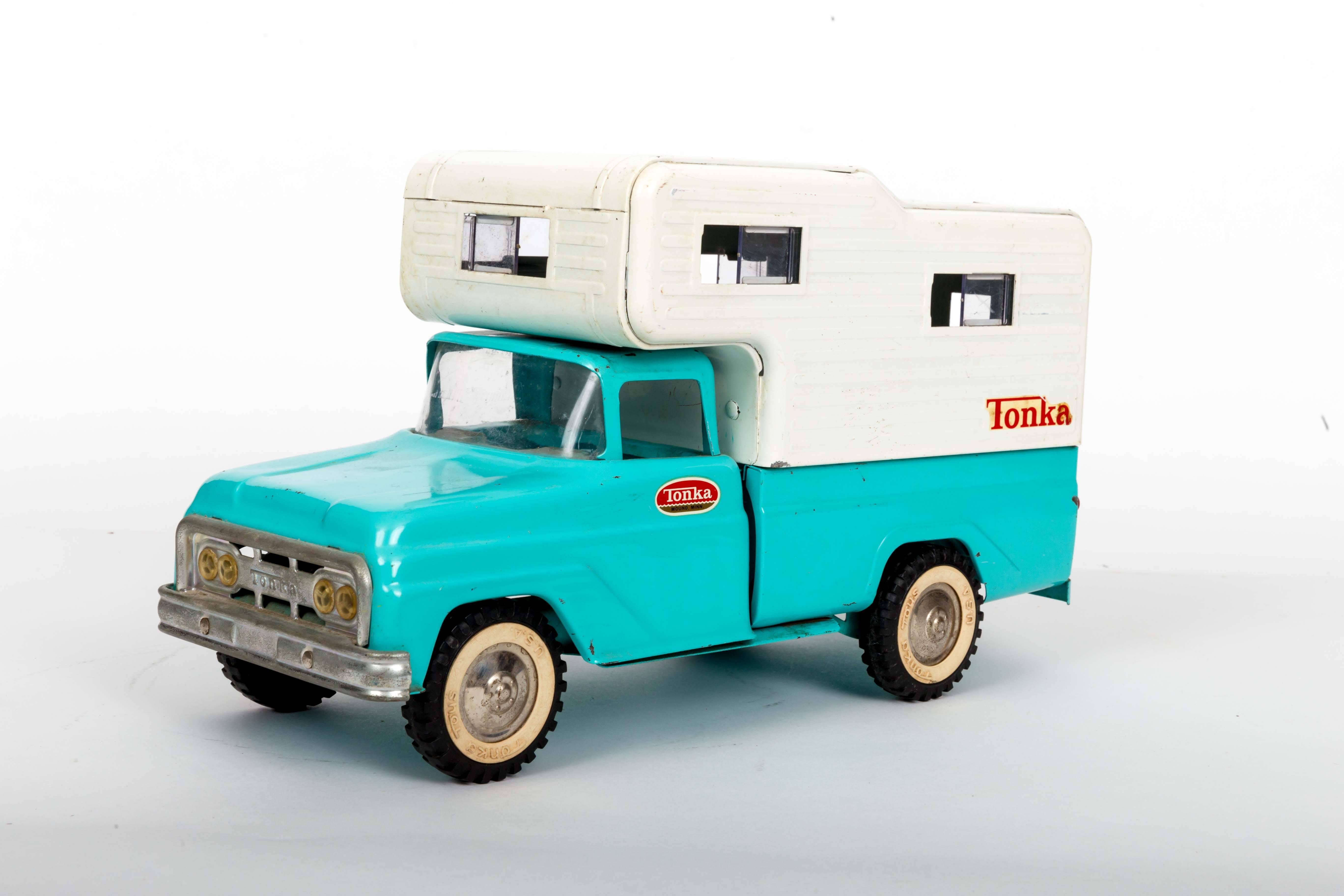 Fine 1963 Toy Tonka Truck with Camper In Good Condition In New York City, NY