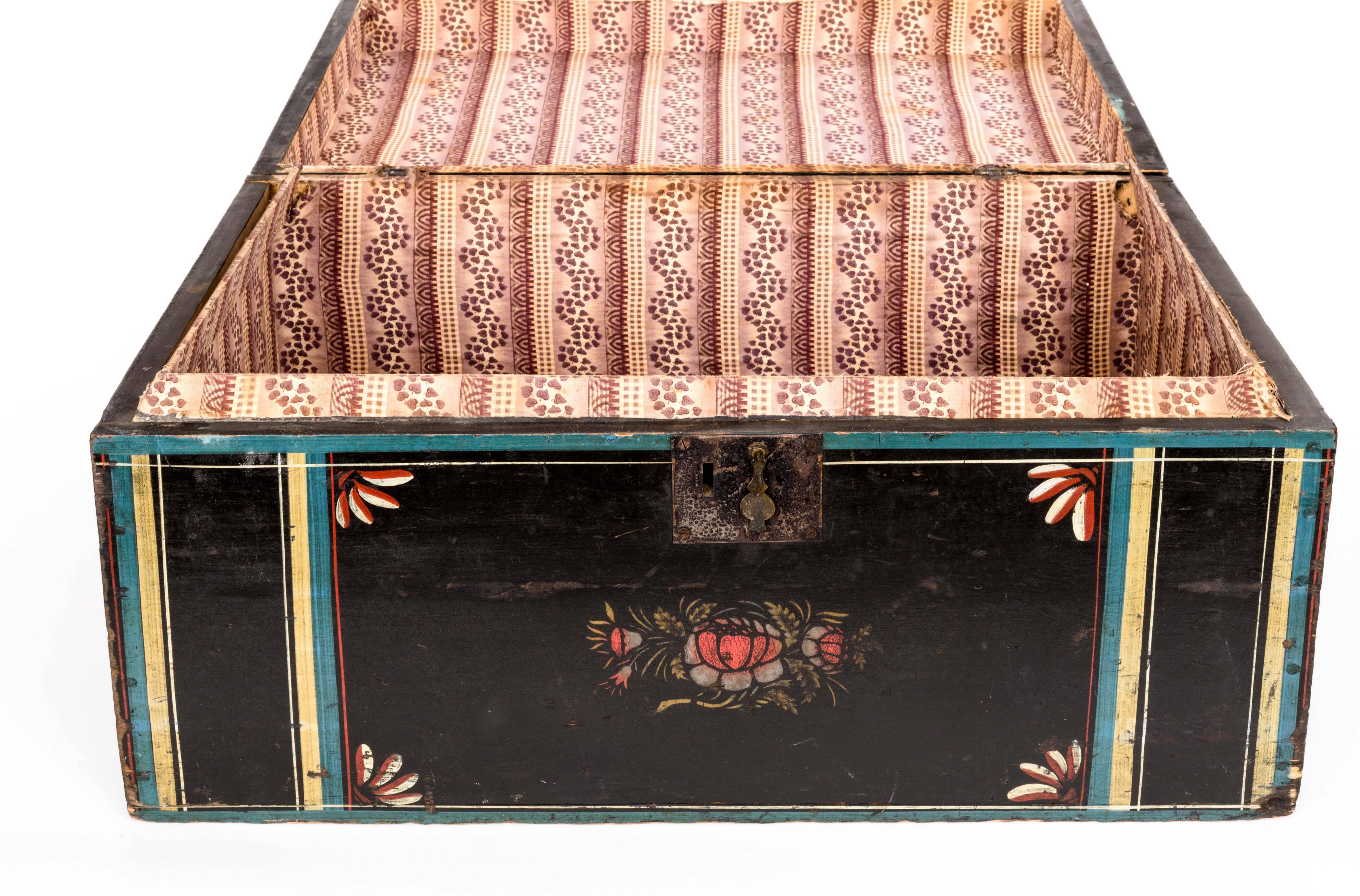 American Paint Decorated Wood Chest In Good Condition For Sale In New York City, NY