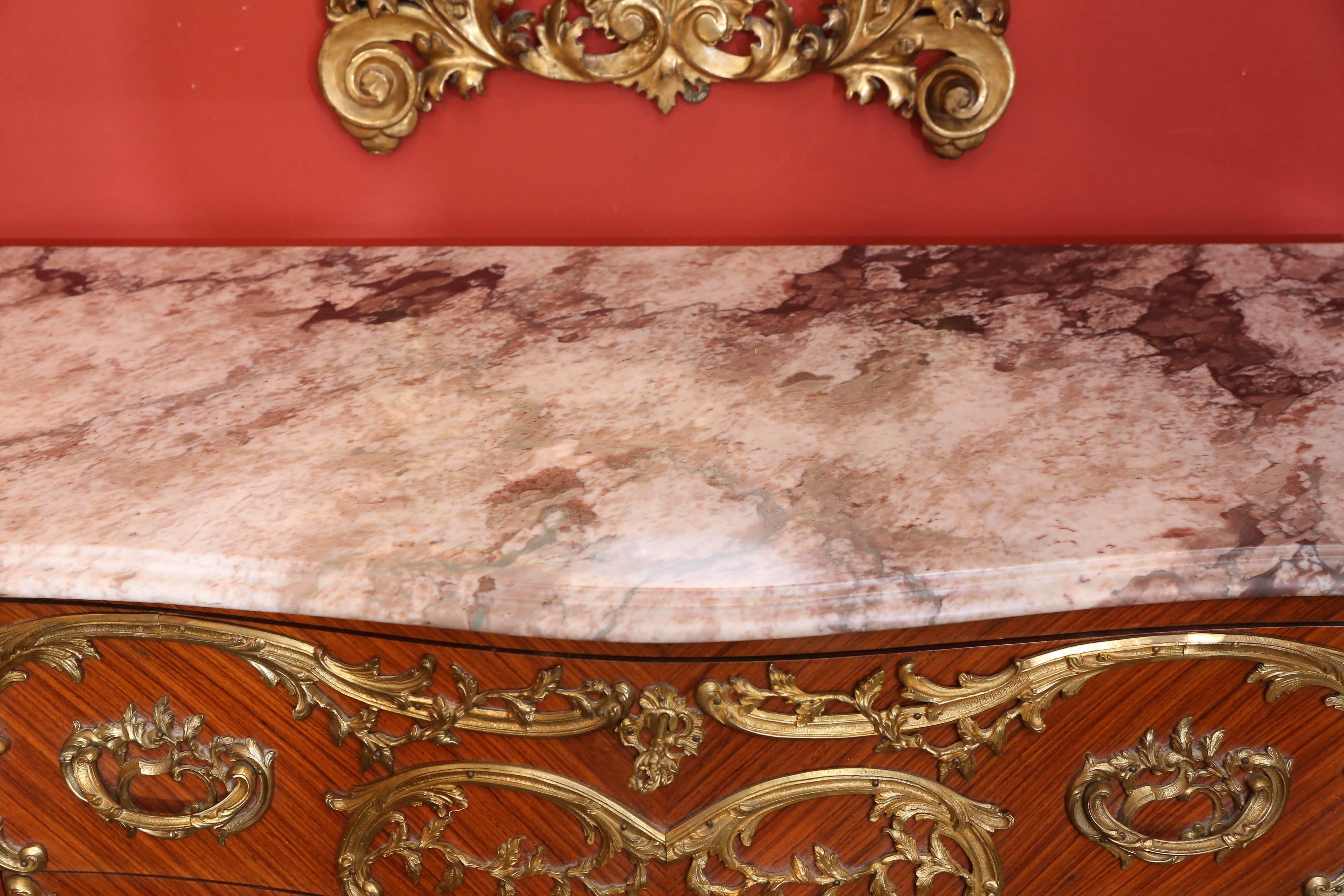 Coppia di commodes francesi con piani in marmo e ampie montature in ormù In condizioni ottime in vendita a Houston, TX