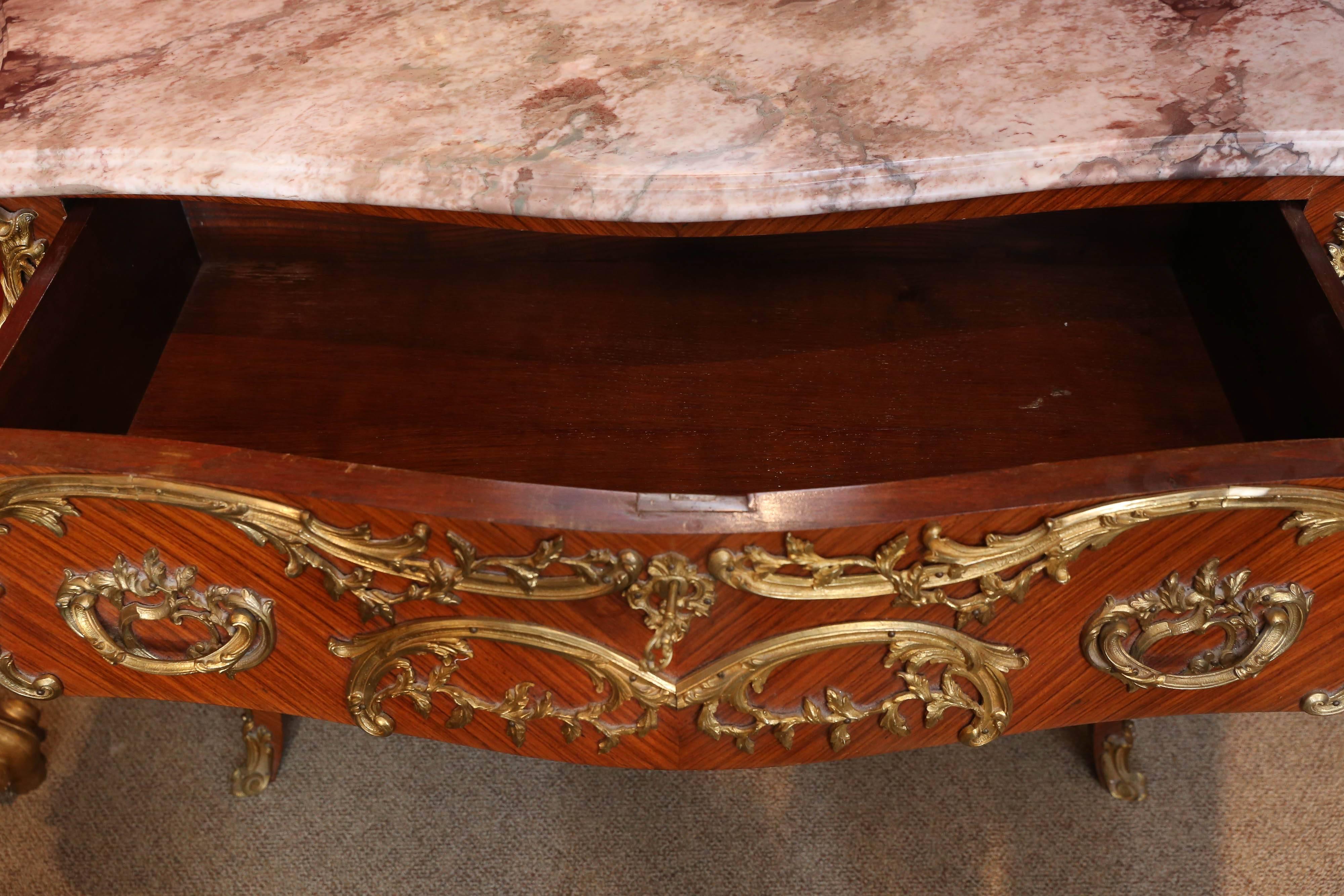 XX secolo Coppia di commodes francesi con piani in marmo e ampie montature in ormù in vendita