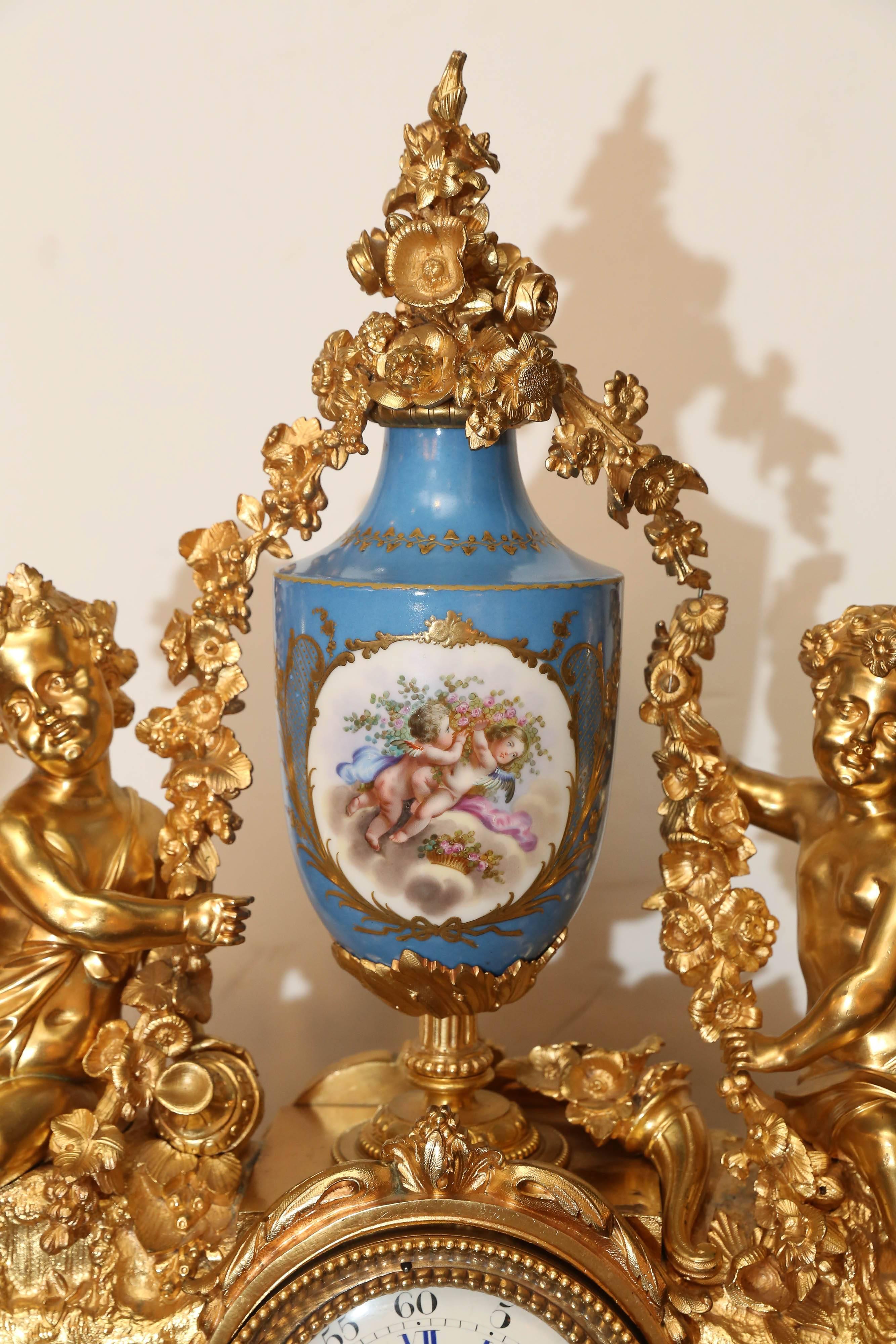 Français Horloge Dor française en bronze avec porcelaine de Sèvres en bleu céleste en vente