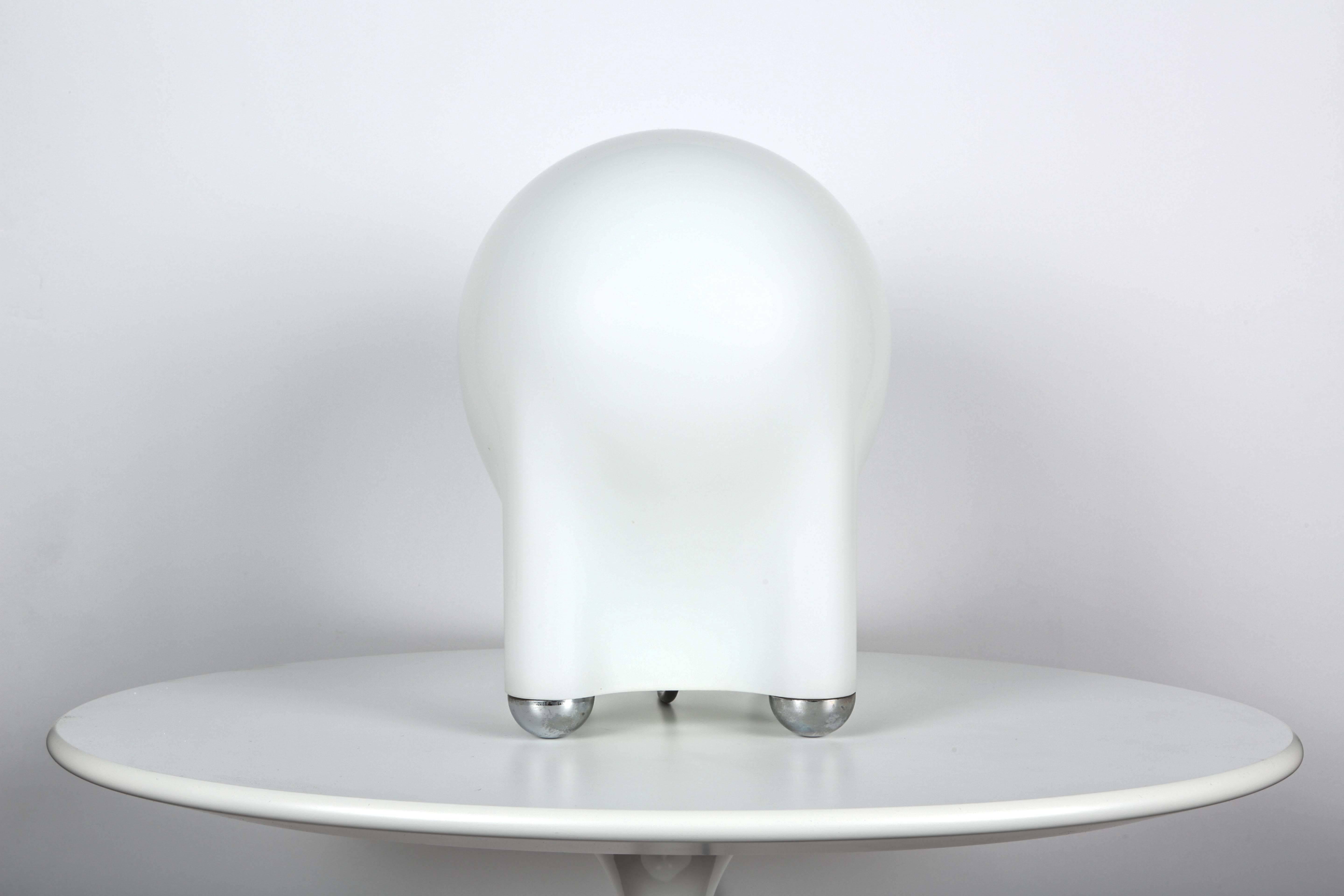 Giotto Stoppino 'Drop' Table Lamp for Tronconi c. 1970s. Executed in sculptural opaline glass and metal.