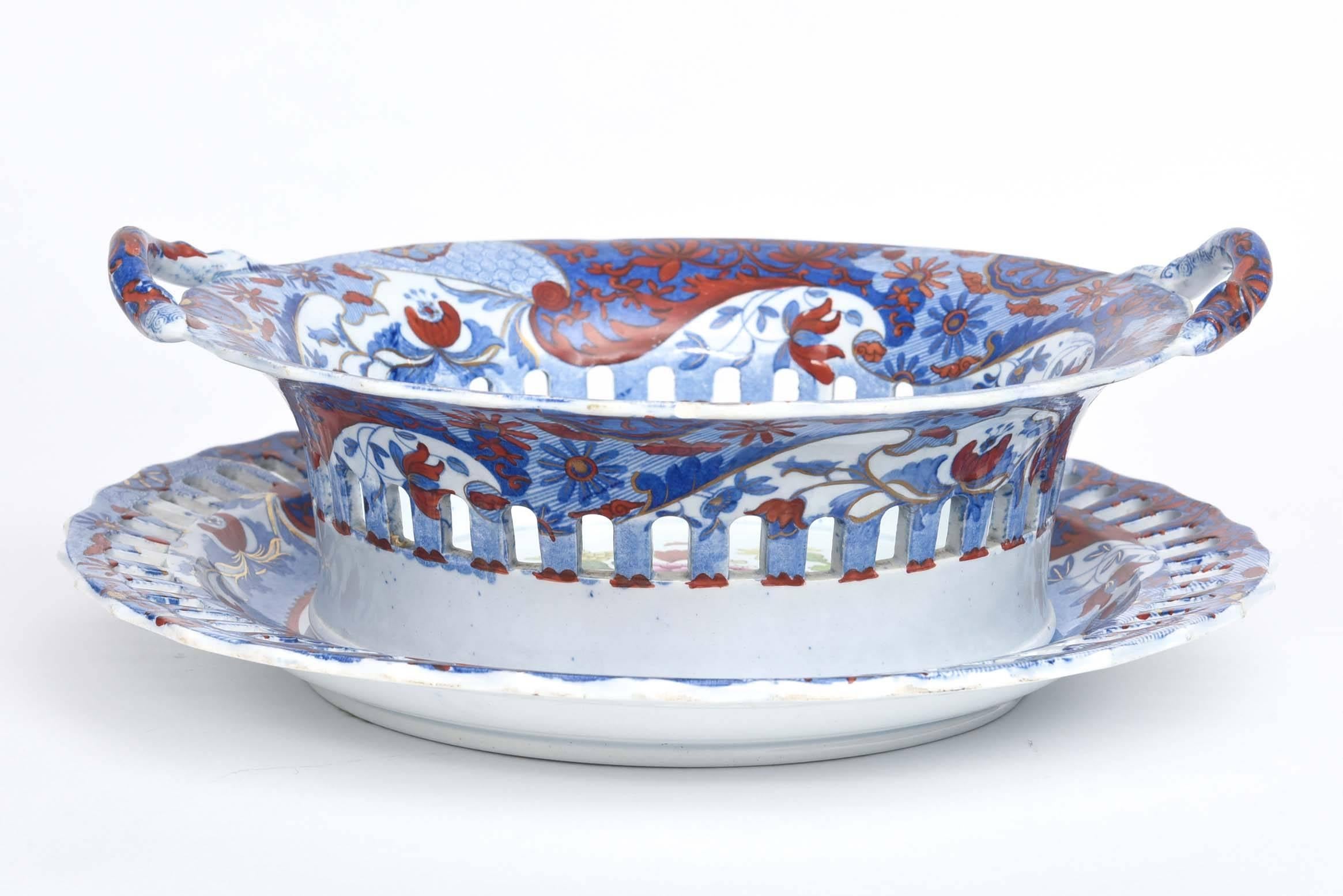 A charming antique English porcelain piece by Josiah Spode, England dating to the first quarter of the 1800s. Hand-cut reticulation on the center bowl and stand/underplate and nicely detailed polychrome painting throughout. The design featuring rich