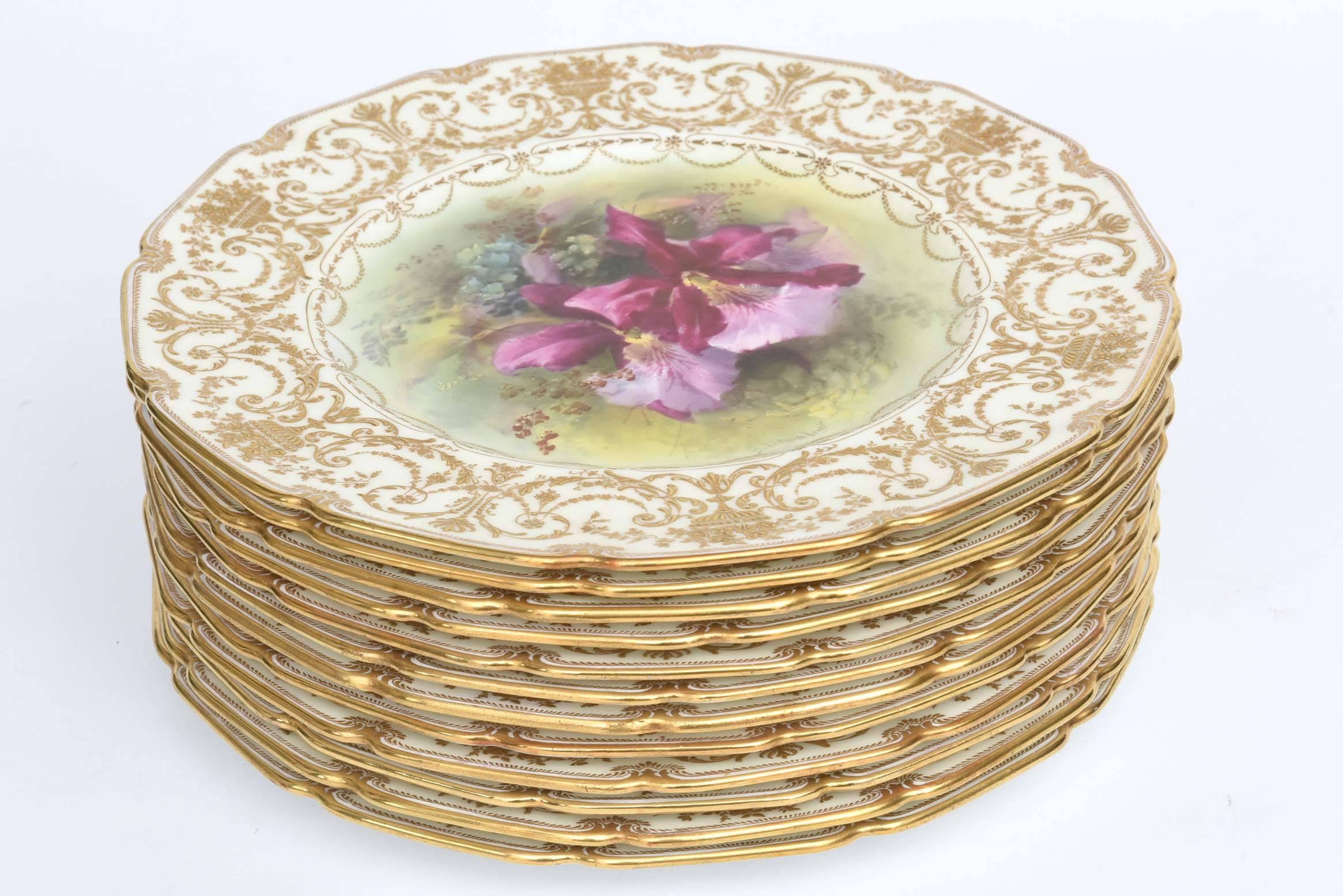 L'un des plus beaux ensembles d'assiettes anglaises anciennes de Royal Doulton. Elles sont dotées d'un bord de forme classique, d'une dorure en relief sur les épaules et sont peintes à la main de manière exquise par le détaillant de l'époque dorée