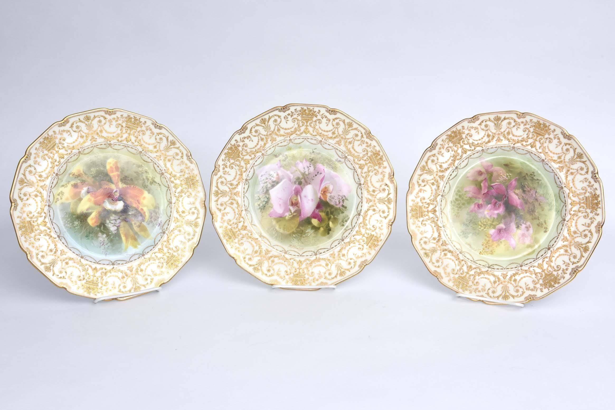 Début du 20ème siècle Magnifique ensemble de 12 assiettes de présentation orchidées ornées et finement dorées en vente