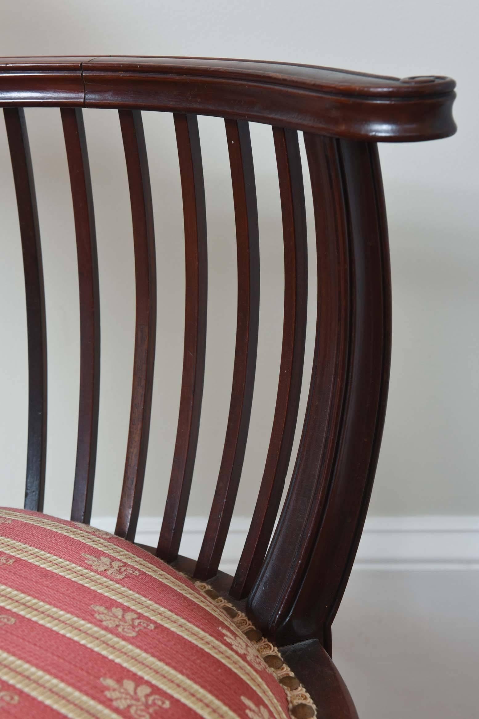 Antique Curved Back Occasional or Side Chair, Finely Carved with Great Detail im Zustand „Gut“ in West Palm Beach, FL