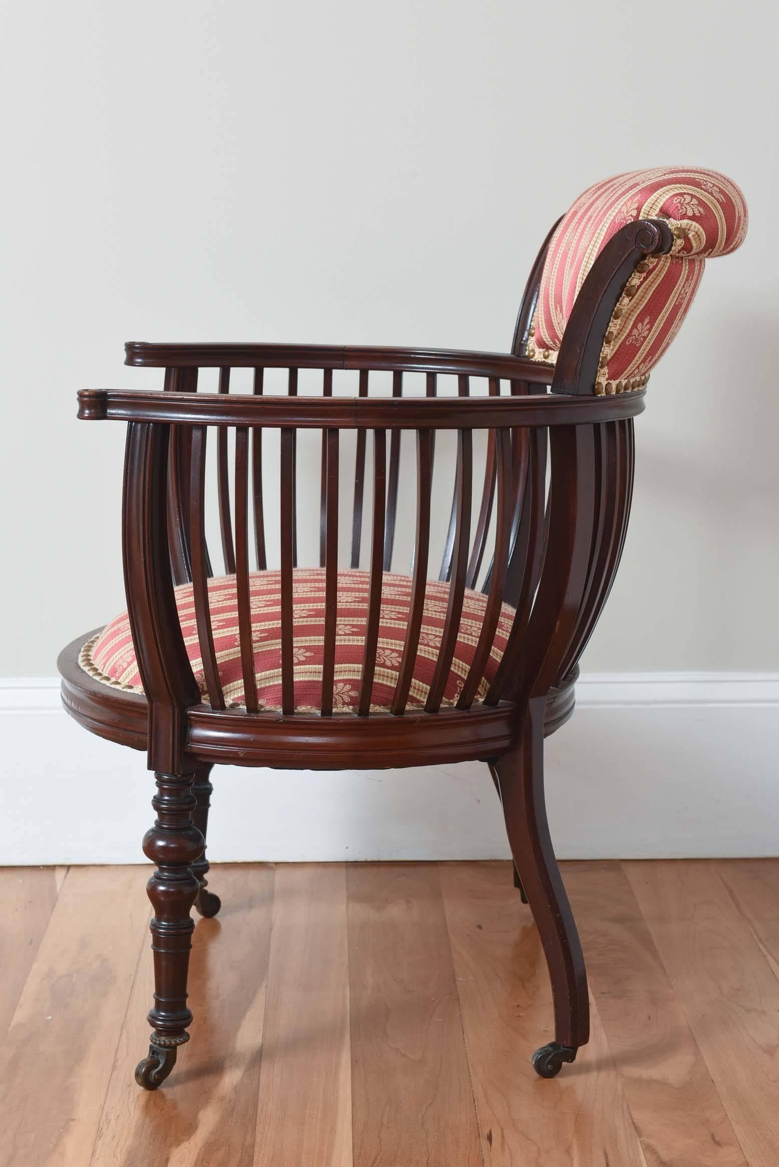 Antique Curved Back Occasional or Side Chair, Finely Carved with Great Detail (Holz)
