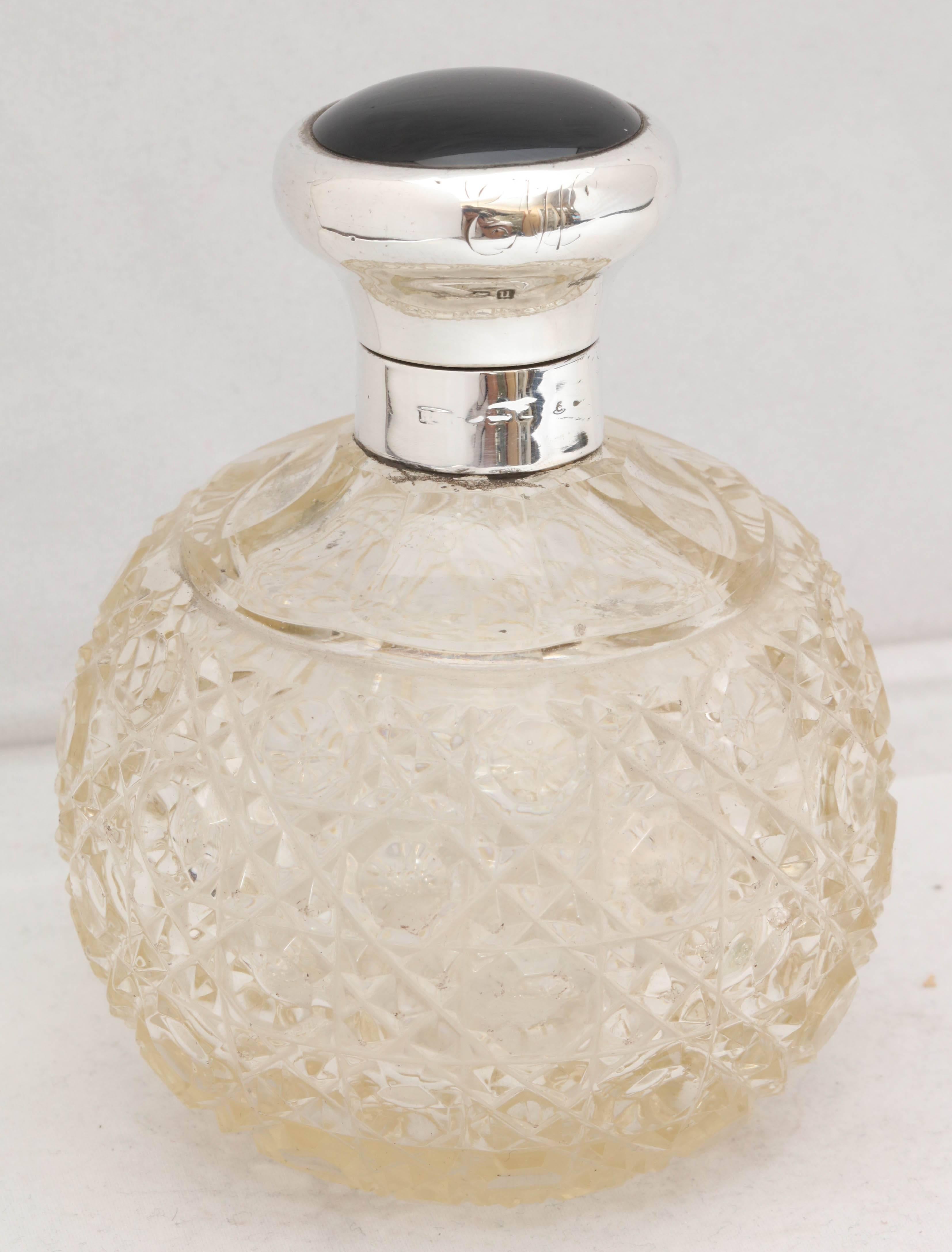 Edwardianische Sterling Silber und Onyx montiert Hobnail Schliff Kristall Parfümflasche (Englisch) im Angebot