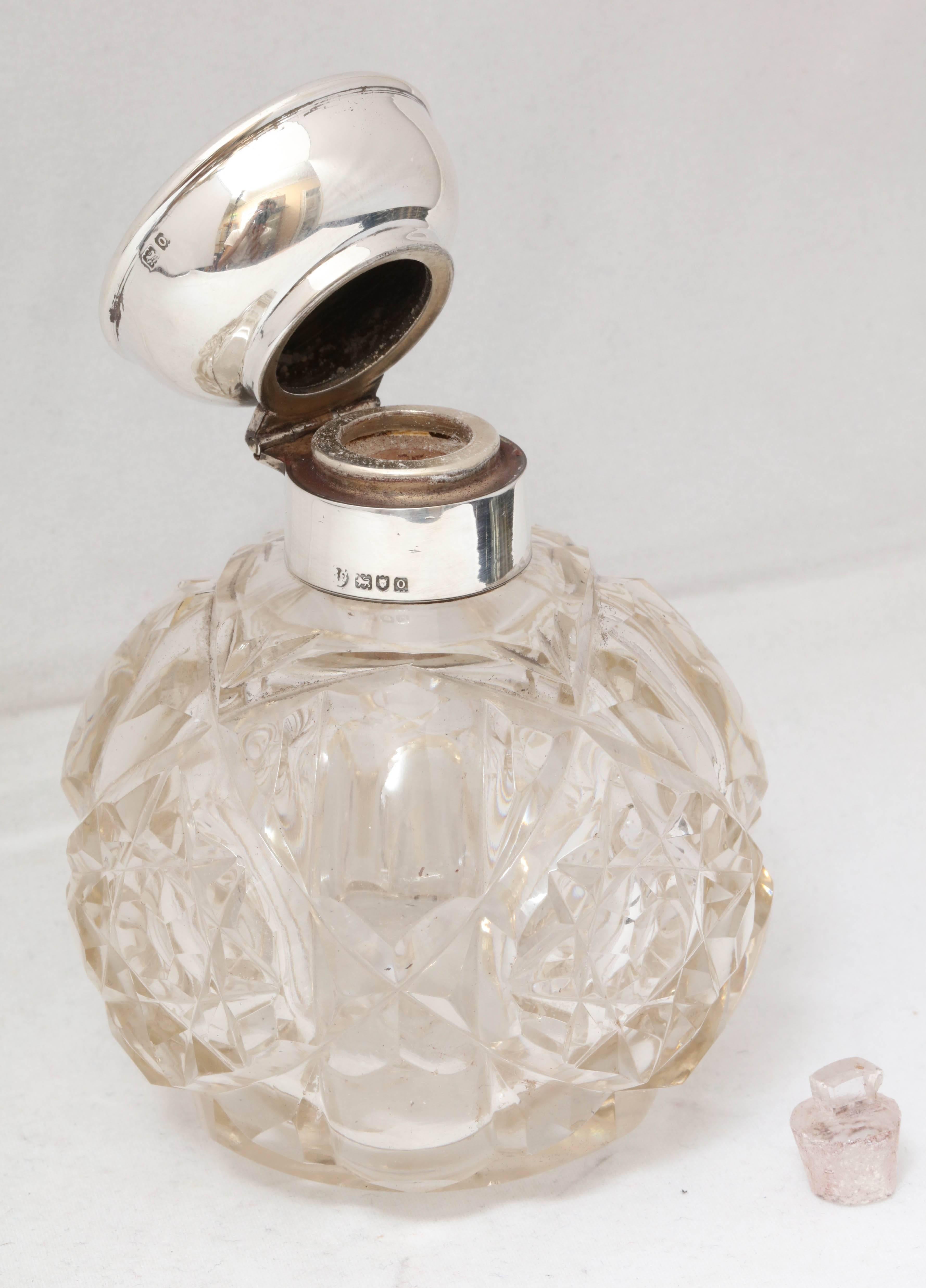 English  Edwardian Sterling Silver and Onyx-Mounted Cut Crystal Perfume Bottle For Sale