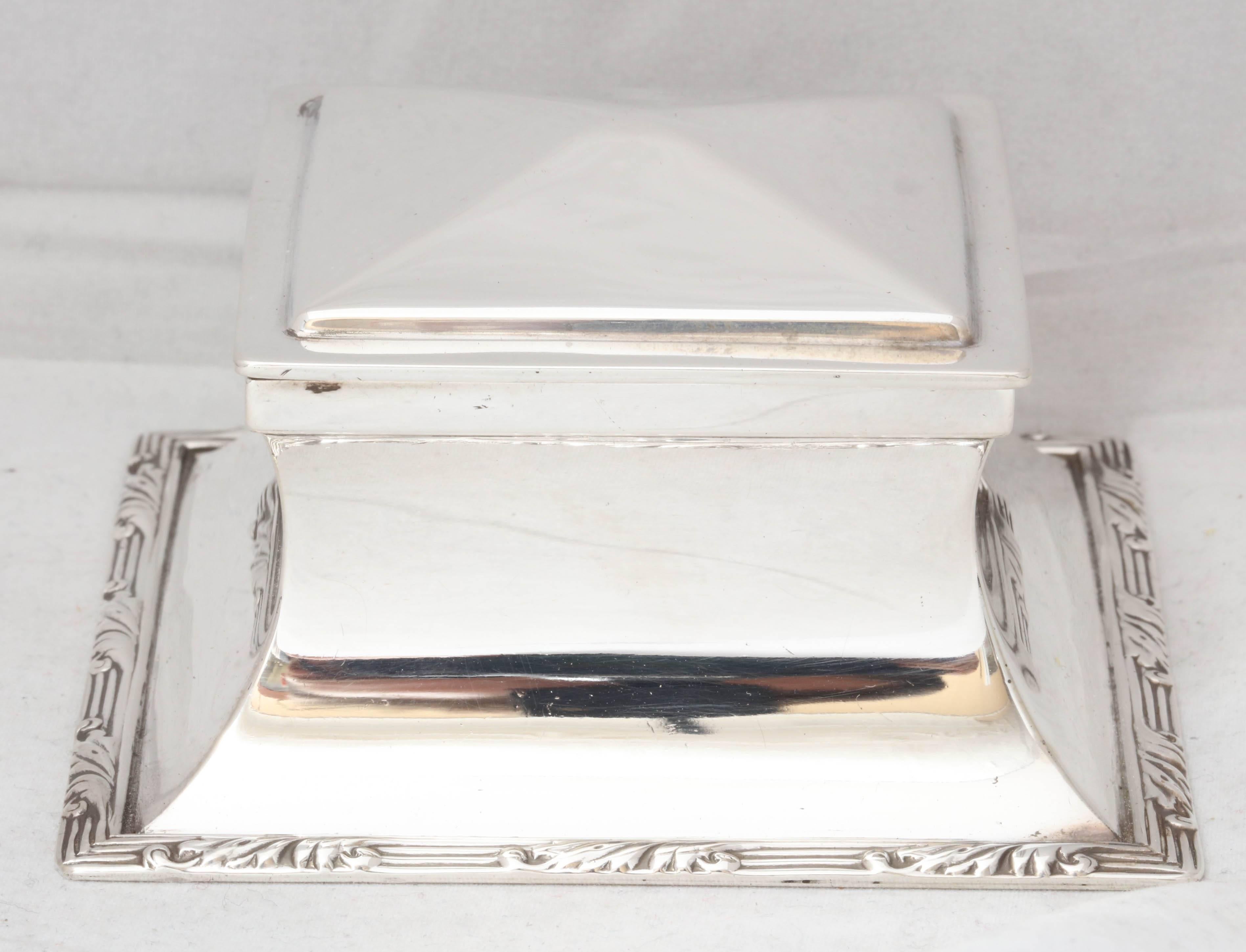 Edwardian, sterling silver inkwell with hinged lid, Birmingham, England, 1908, Heath & Middleton - makers. Retailed at Mappin & Webb. Has sterling silver liner. Measures: 4