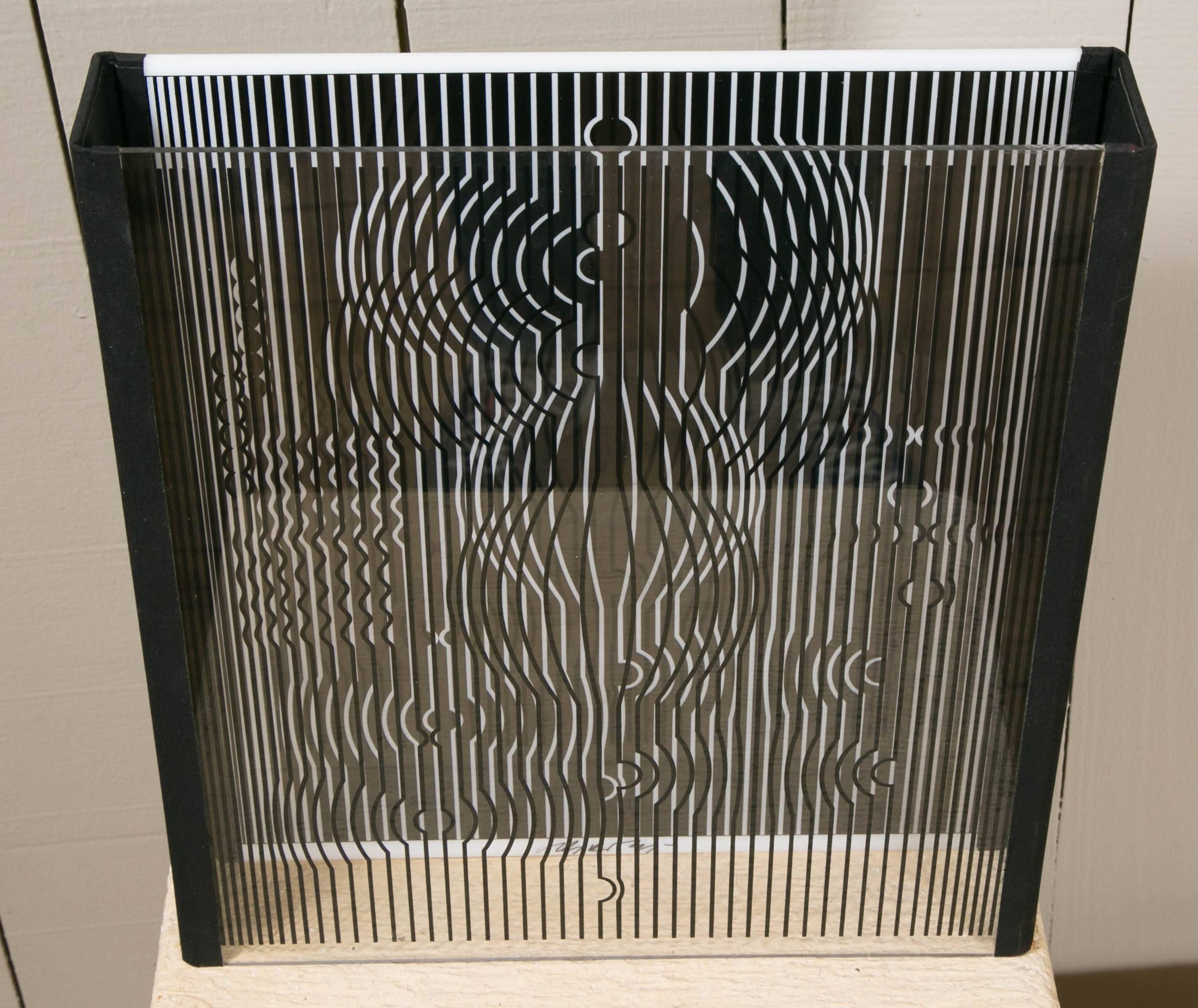 Optical sculpture from the artist Vasarely.
Composed of two plexiglass panel with engraved with lines and convex circles that changes depending on the viewing angle.
Signed by the artist in black ink and numbered on the back.