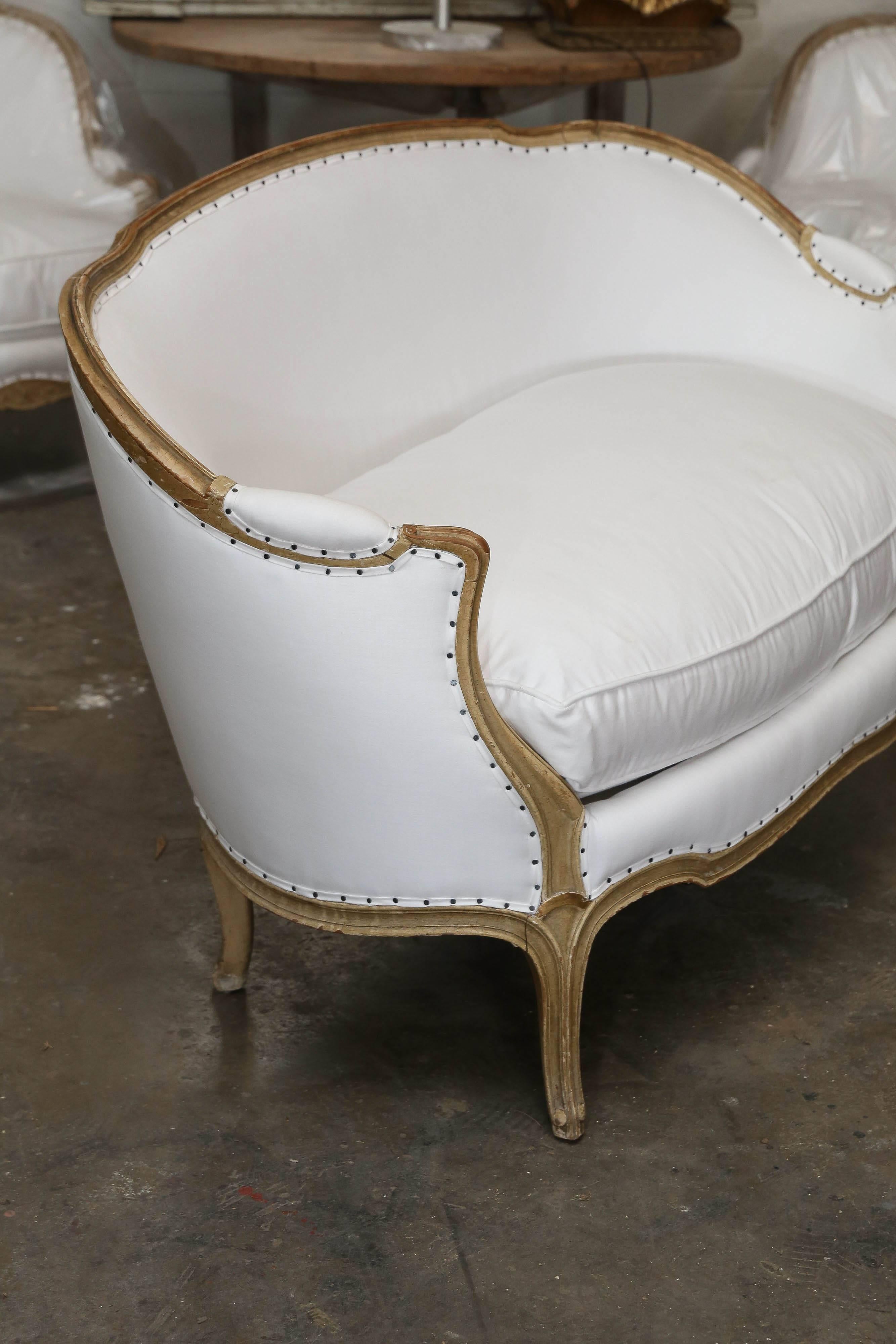 19th century French Napoleon settee finished in muslin and new down cushion. It has a beautiful curved back with slight cabriolet leg.