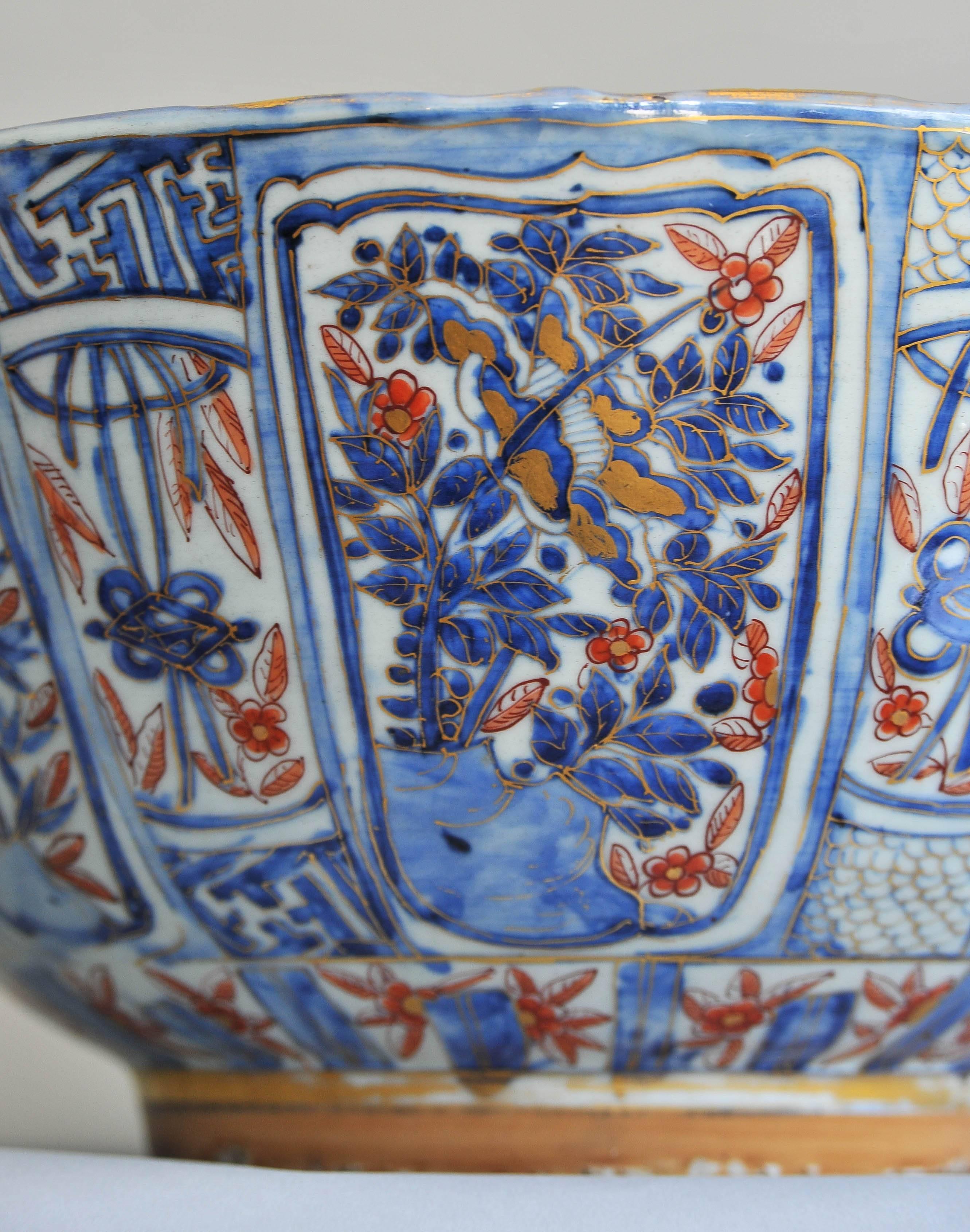 A Large and Perfect Chinese Blue and White Wanli Clobbered Bowl, circa 1620 4