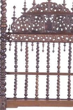 Four-poster bed with bobbin lace trim in Noble Wood - 17th century