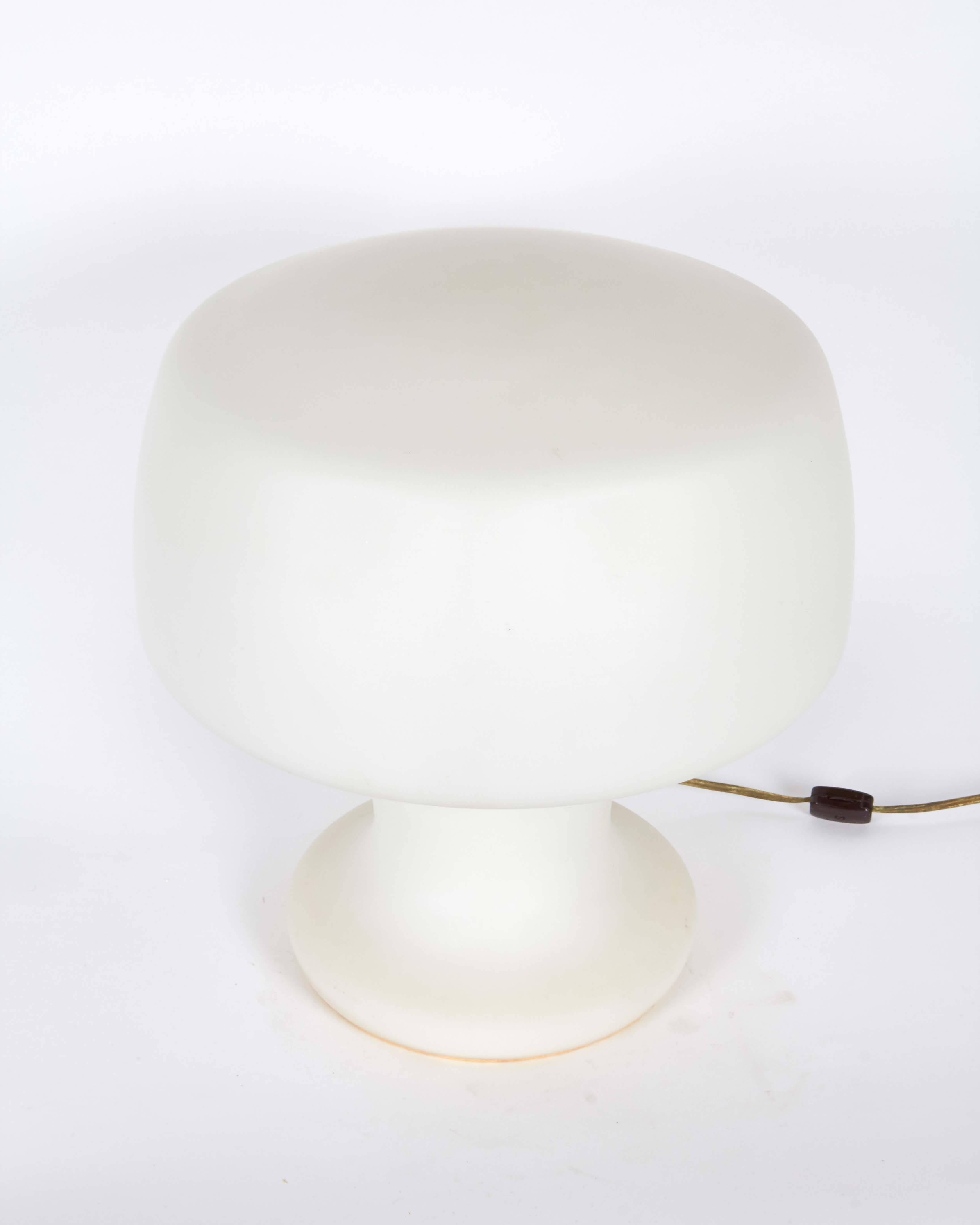 A chic mushroom form table lamp by the Laurel Lamp Company, comprised of frosted glass, manufactured in Italy, circa 1960s, surrounding a single socket. Very good vintage condition, wear consistent with age and use.

10370