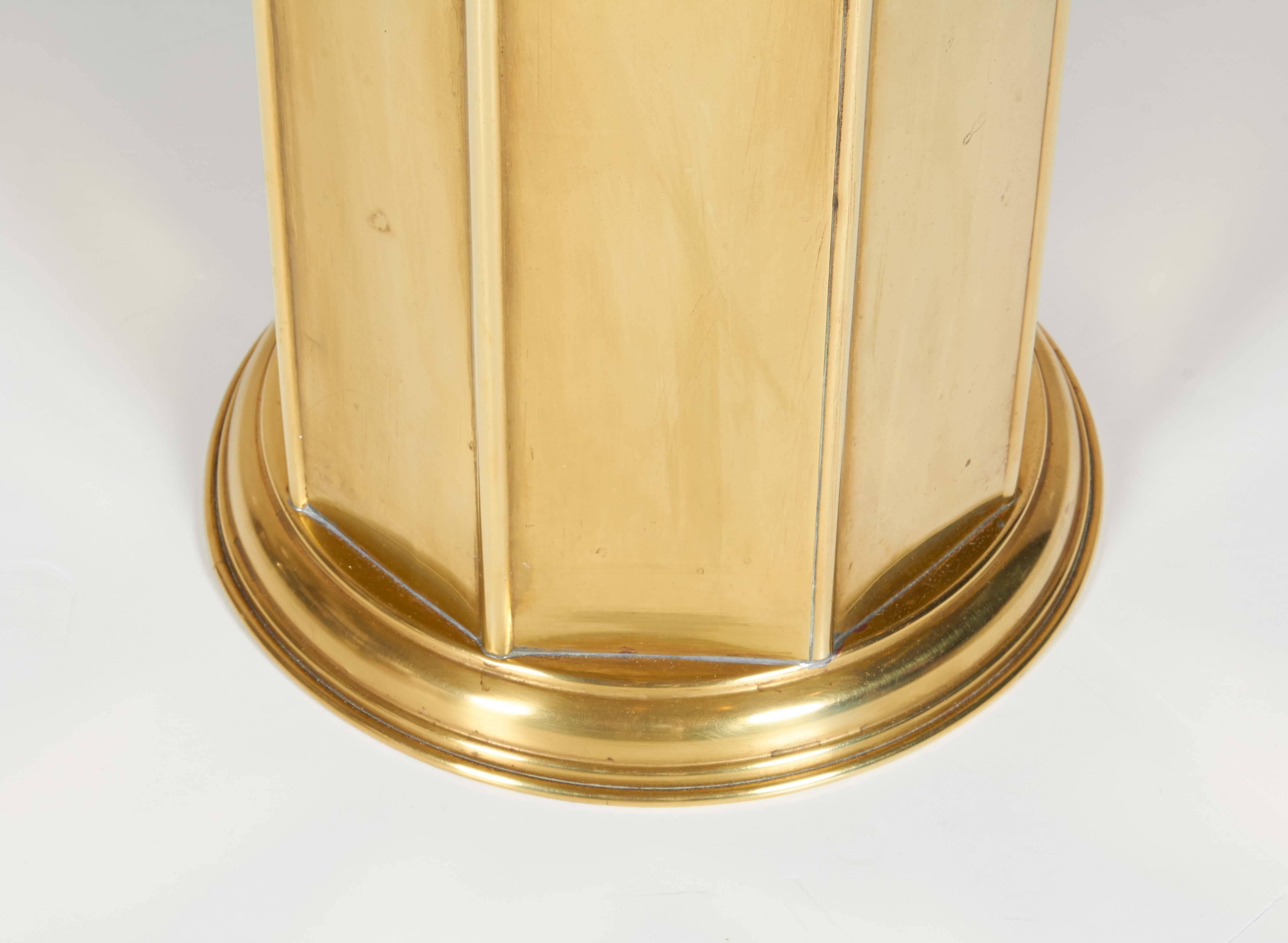 English Brass Umbrella Stand with Decorative Lion Heads In Good Condition In New York, NY