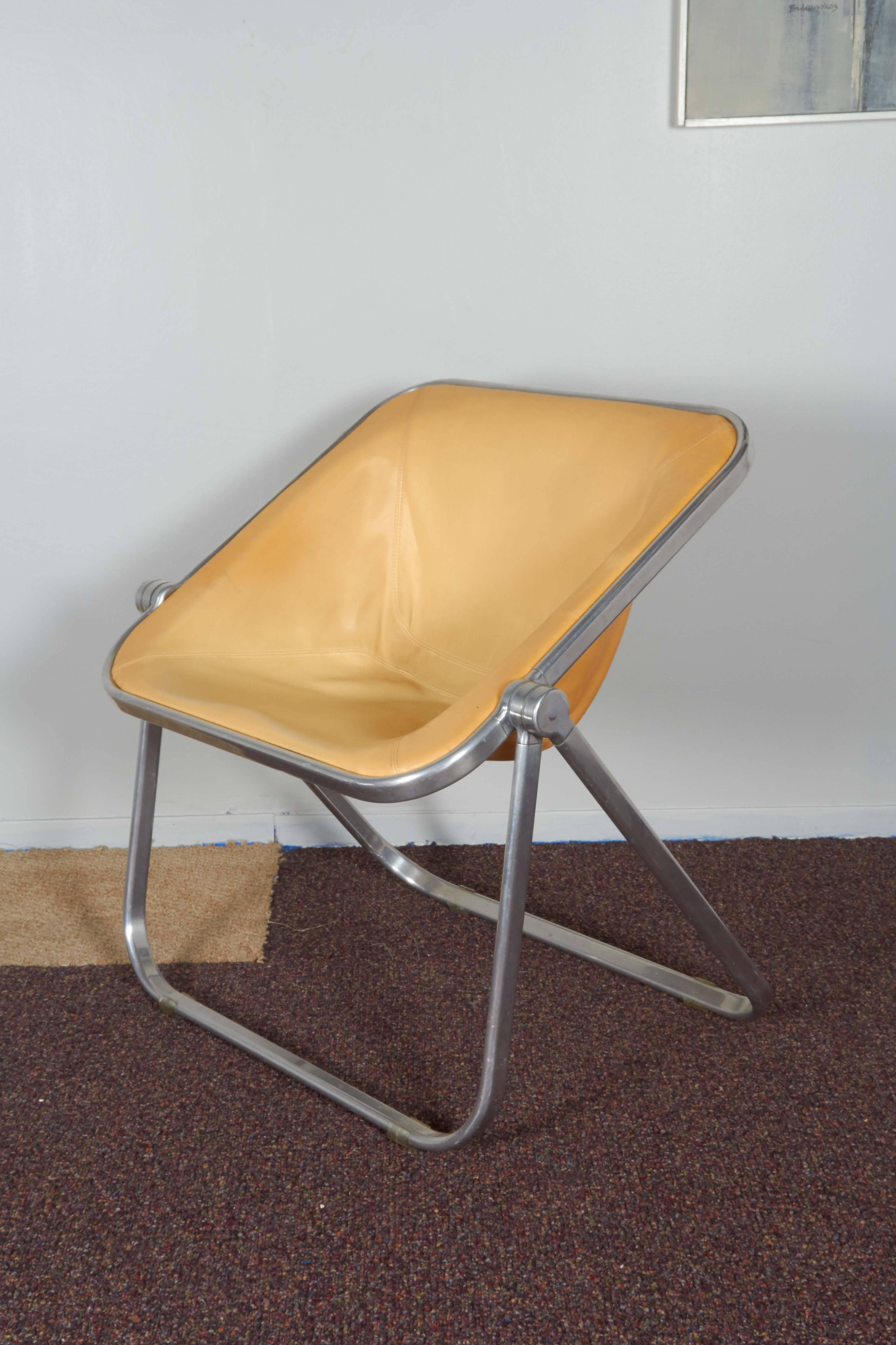 A highly modern folding chair by Italian designer Giancarlo Piretti for Castelli, produced, circa 1970s, with concave seat in yellow leather, against frame in brushed aluminum. Very good vintage condition, wear consistent with age and use.