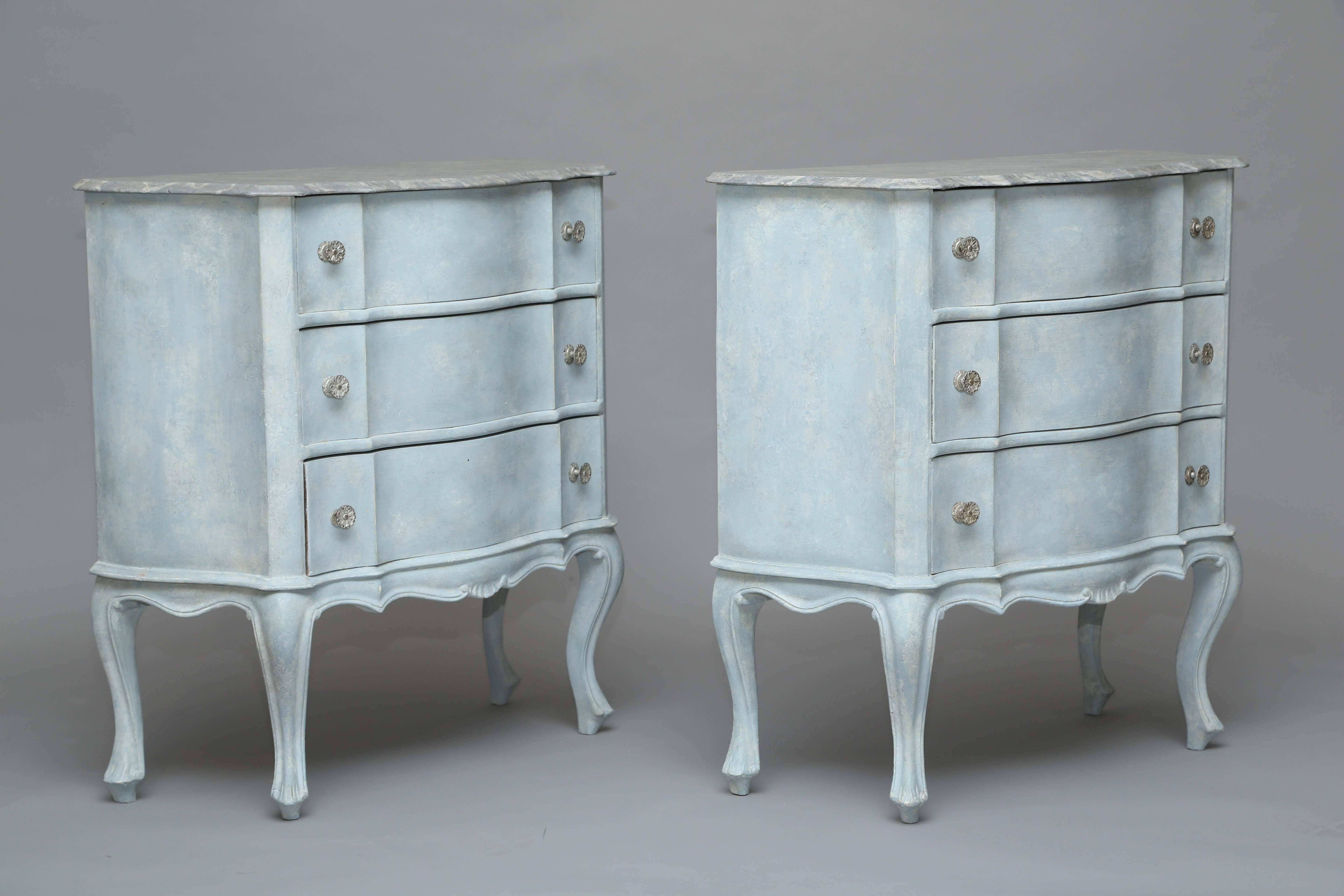 Pair of Italian Painted Night Tables or Side Chests In Excellent Condition In West Palm Beach, FL