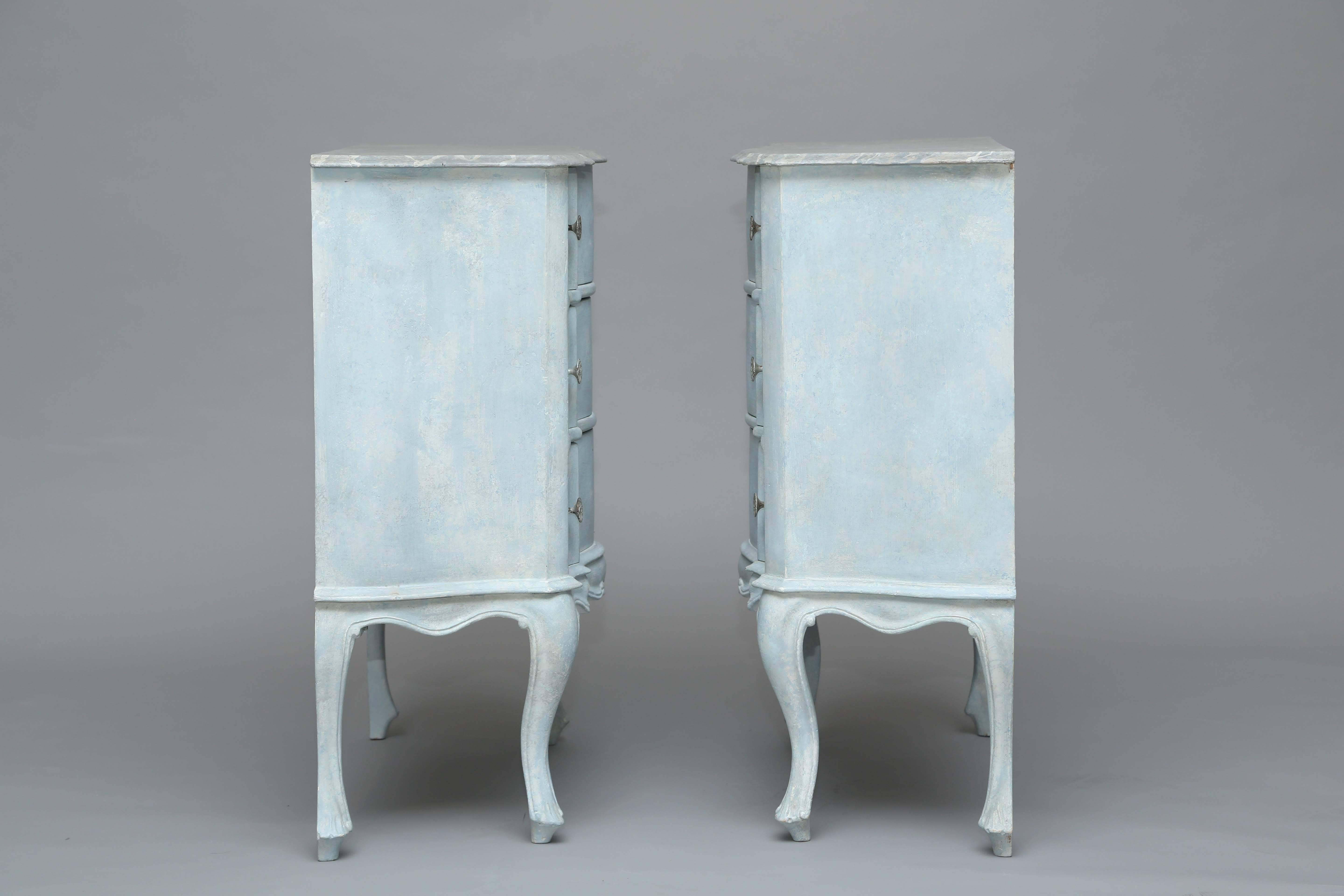 20th Century Pair of Italian Painted Night Tables or Side Chests