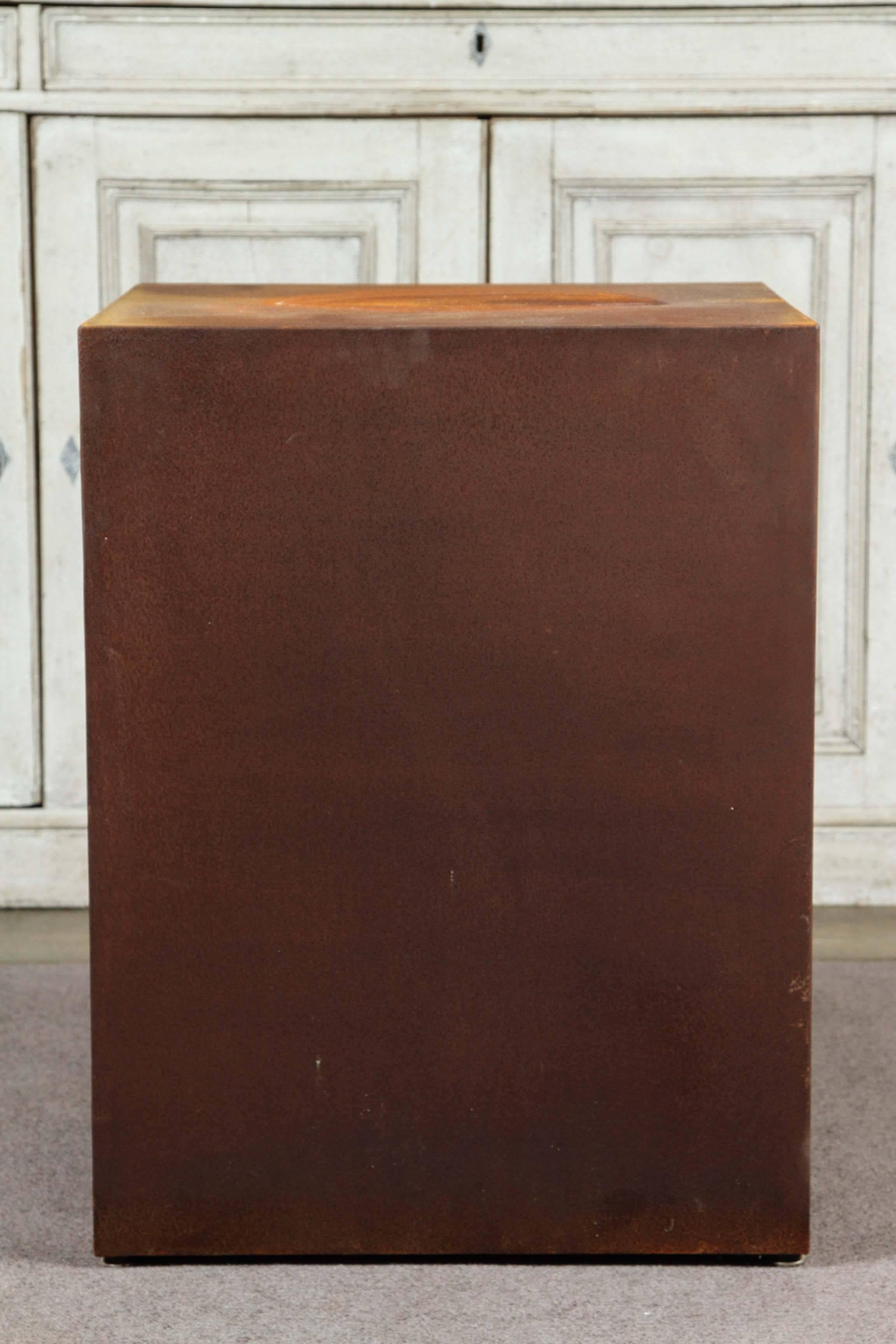Américain Plinthe carrée en métal personnalisée avec une patine rouillée par Lee Stanton en vente