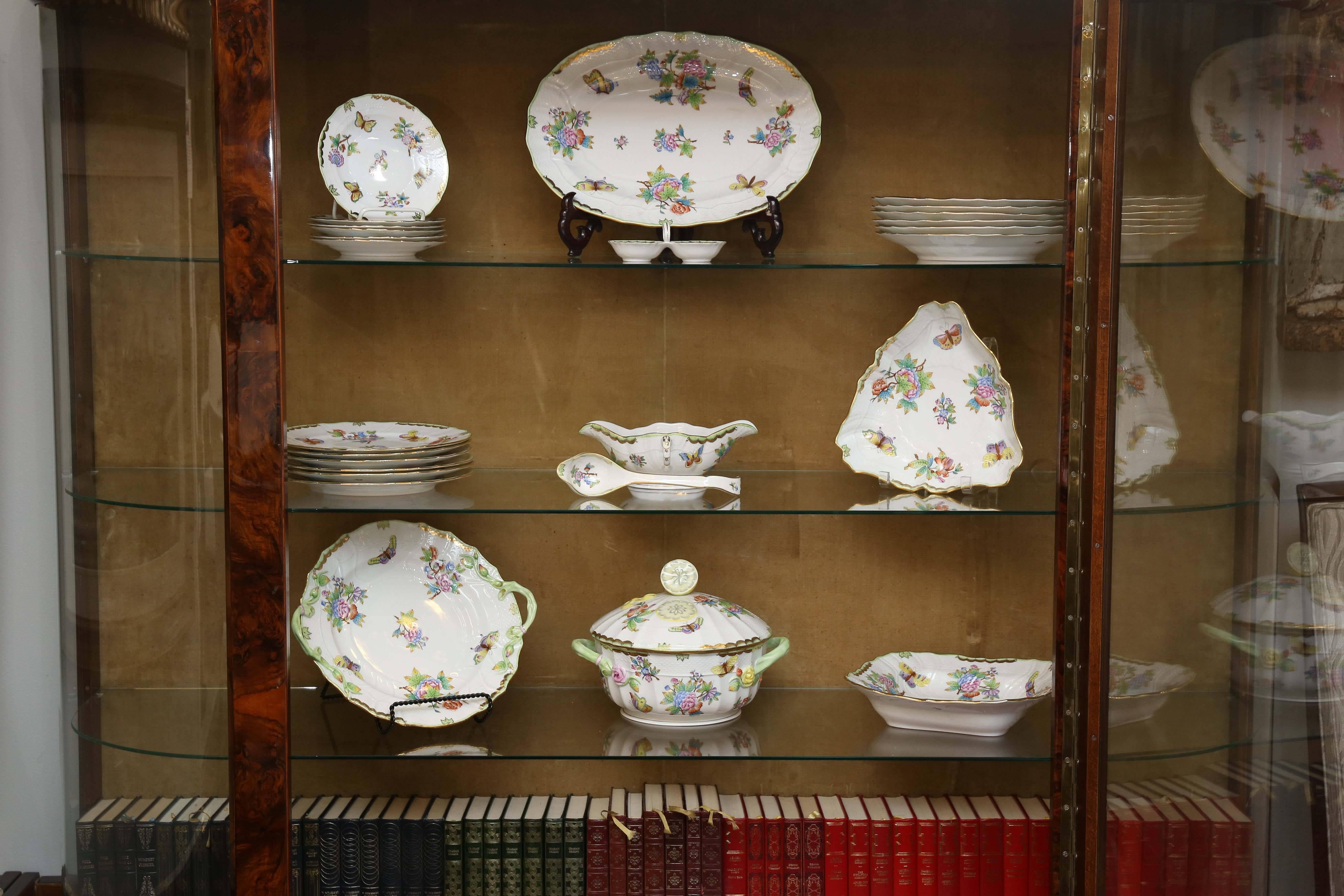 Porcelain Hungarian 26 Pieces Queen Victoria Herend Dinnerware Set