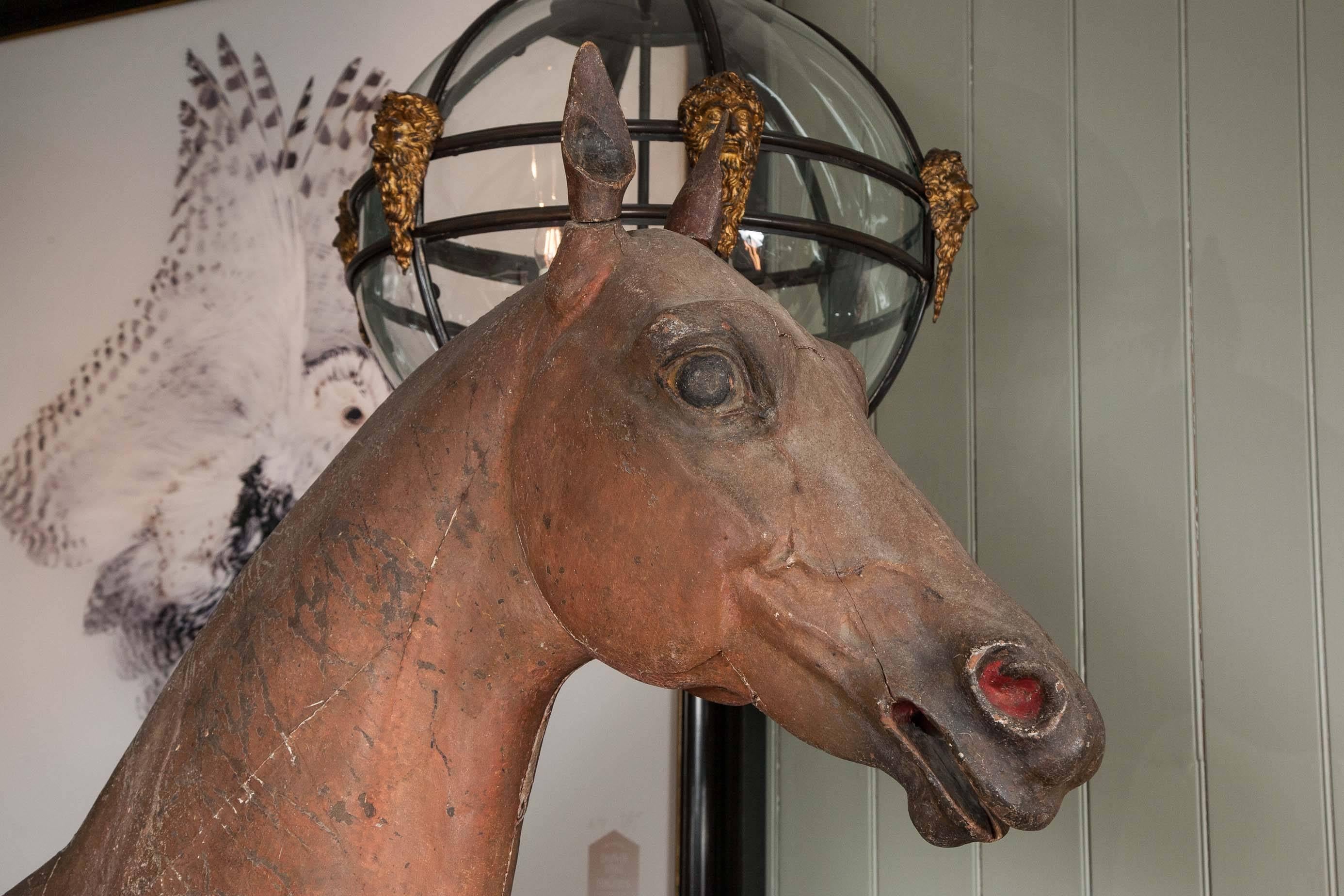 Holzskulptur eines Pferdes in Originalgröße aus dem späten 18. bis frühen 19. Jahrhundert (18. Jahrhundert) im Angebot
