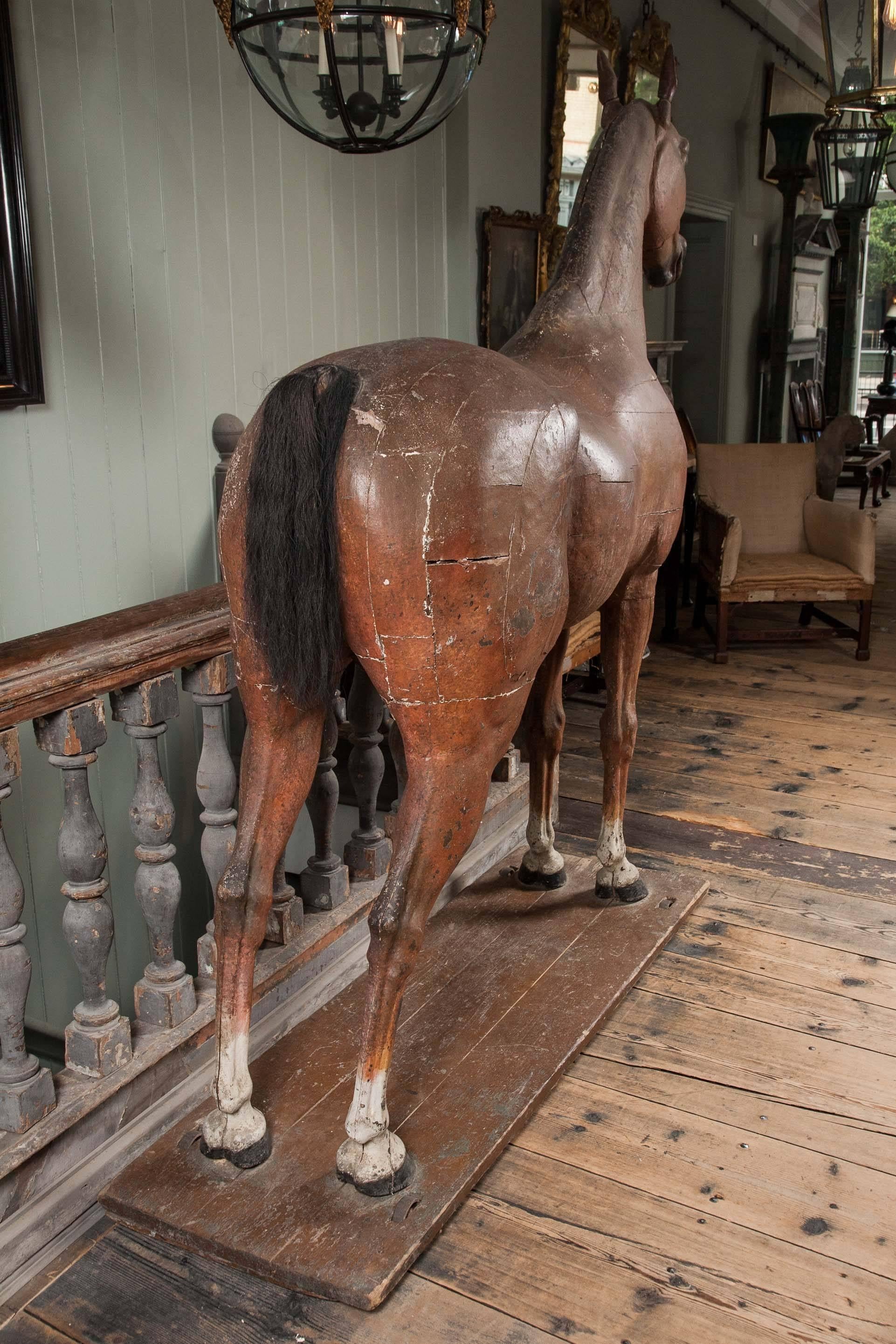 Holzskulptur eines Pferdes in Originalgröße aus dem späten 18. bis frühen 19. Jahrhundert im Angebot 1