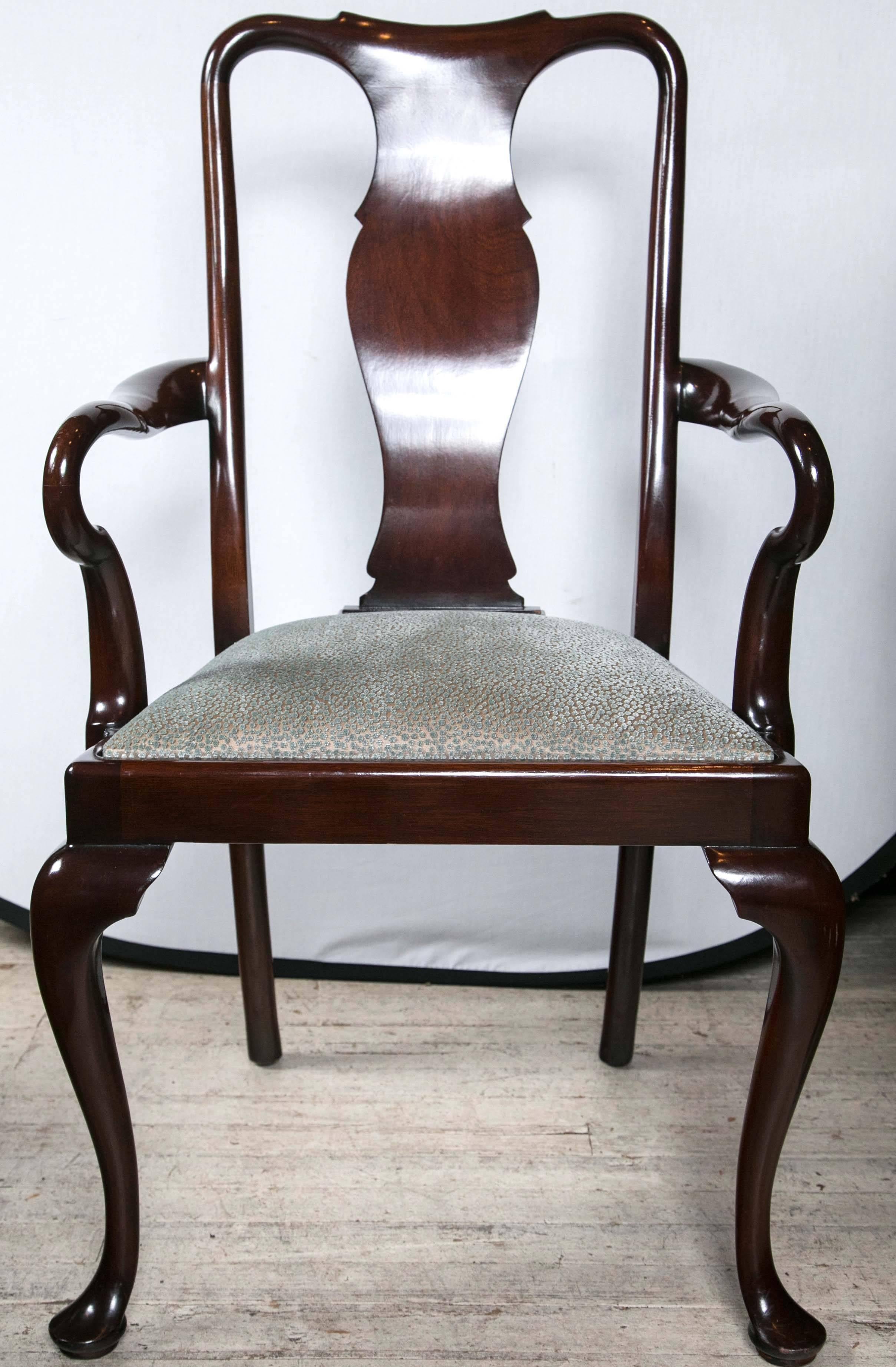 Set of Eight Queen Anne Style Dining Chairs In Good Condition For Sale In Woodbury, CT