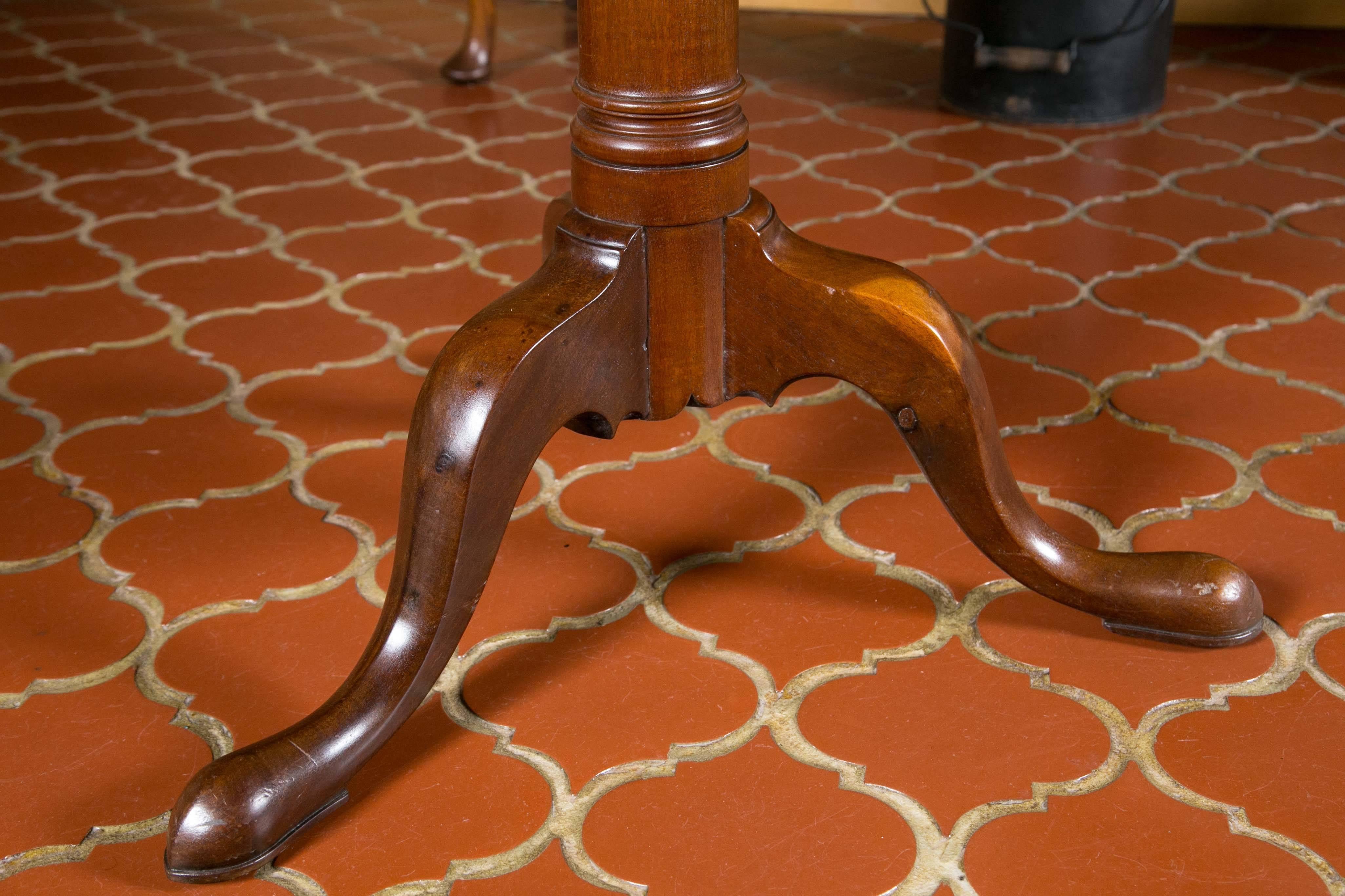 English Mahogany Oval Tilt-Top Breakfast Table In Excellent Condition In Woodbury, CT