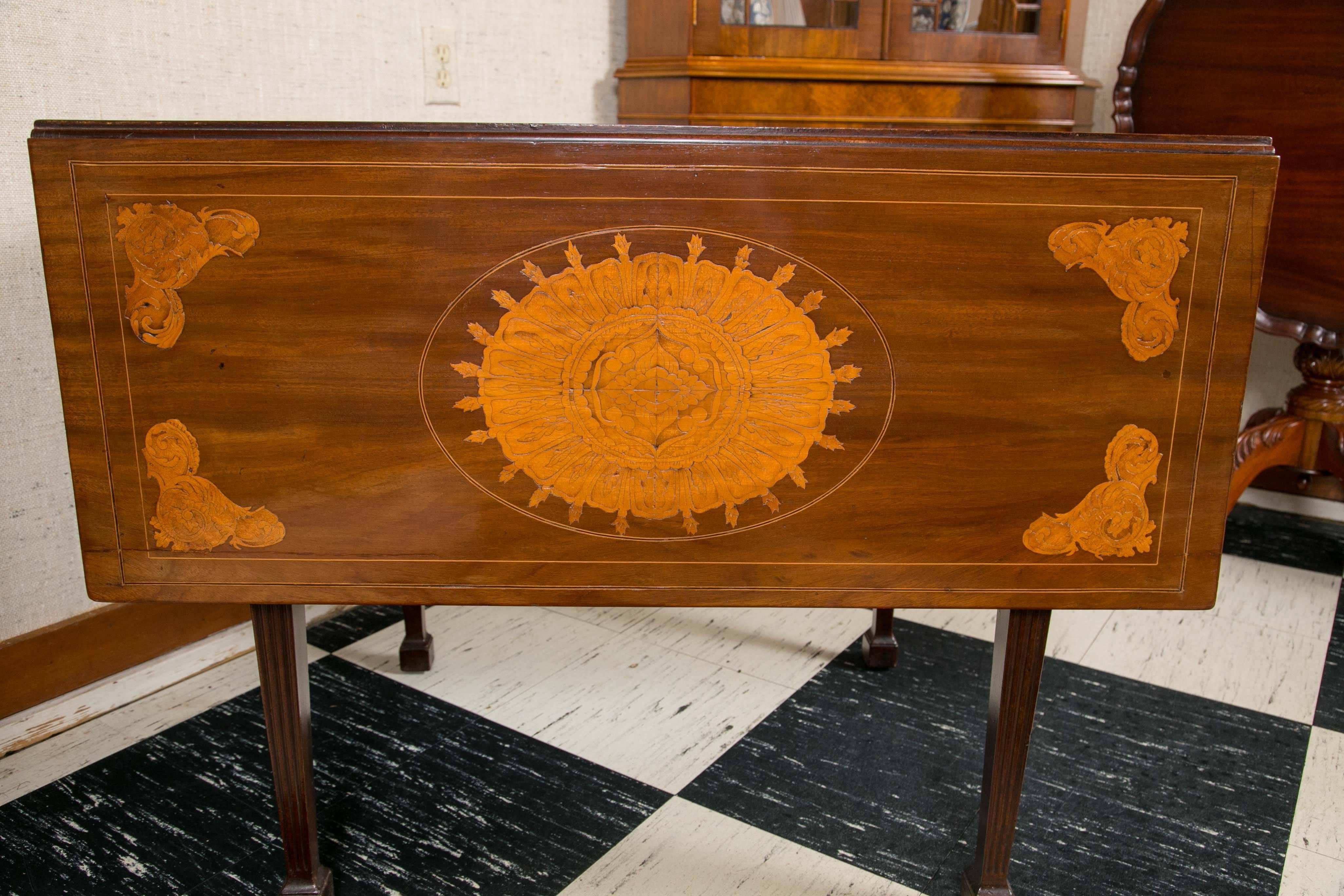 Dutch Drop-Leaf Table with Satinwood Inlay In Excellent Condition In Woodbury, CT