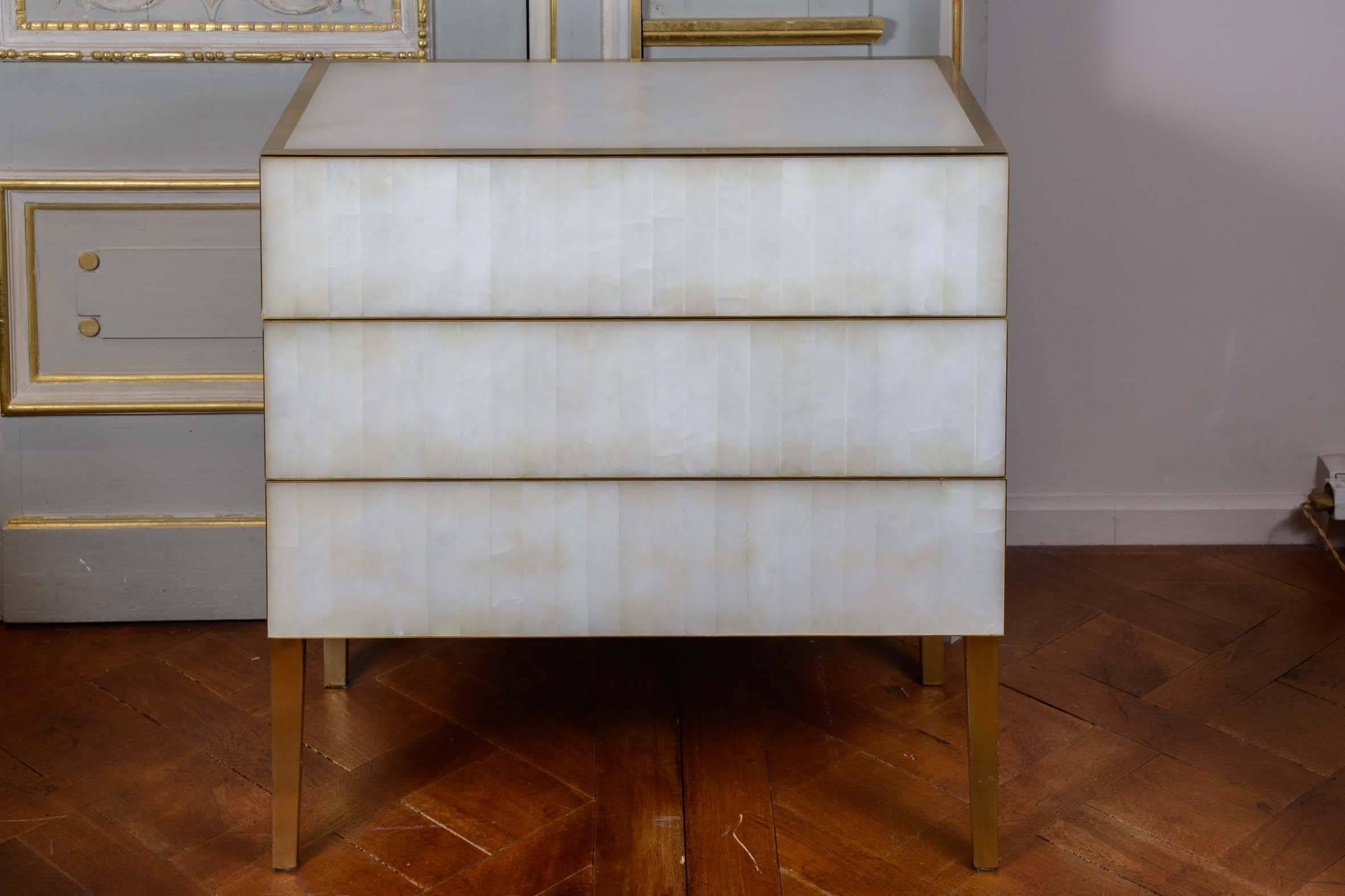 Pair of alabaster commodes with brass fillet, three drawers, collection Galerie Glustin, 2016.