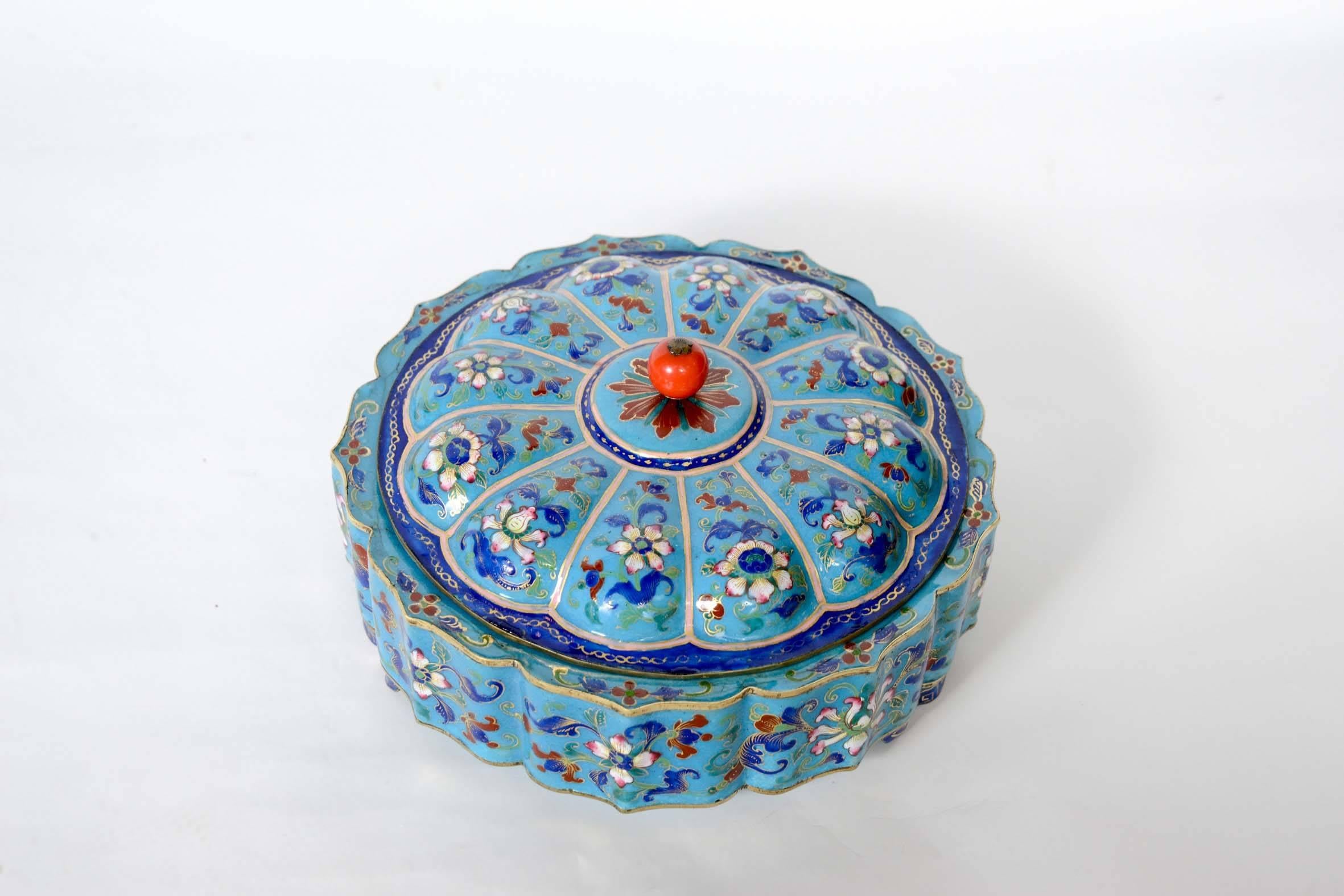 Charming Enameled Box In Excellent Condition For Sale In Paris, FR
