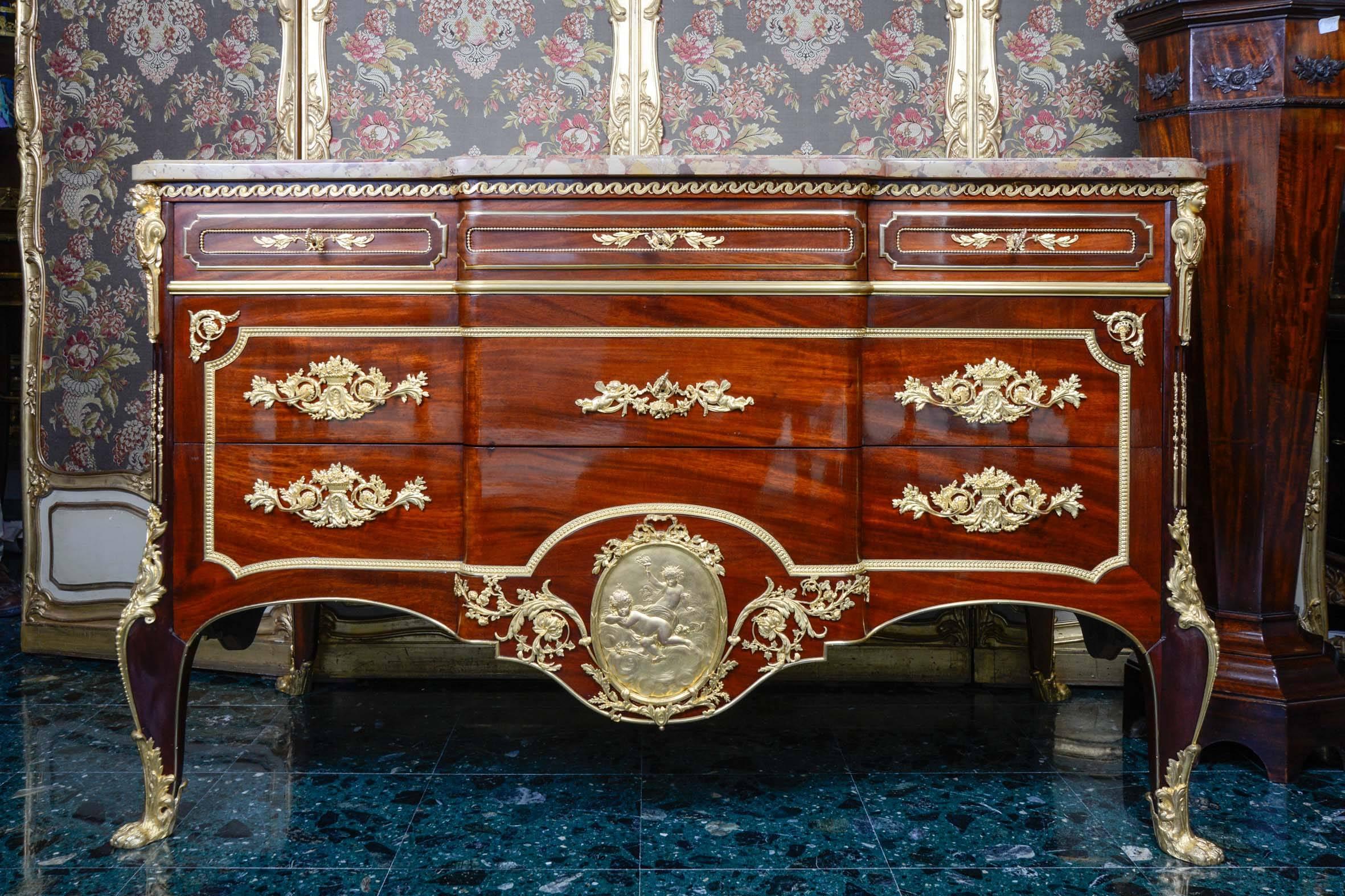 Fabulous commode, in the Louis XVI style, decorated with luxurious bronze very finely chiselled. Topped with a breccia marble.
In the work of Linke, not signed.