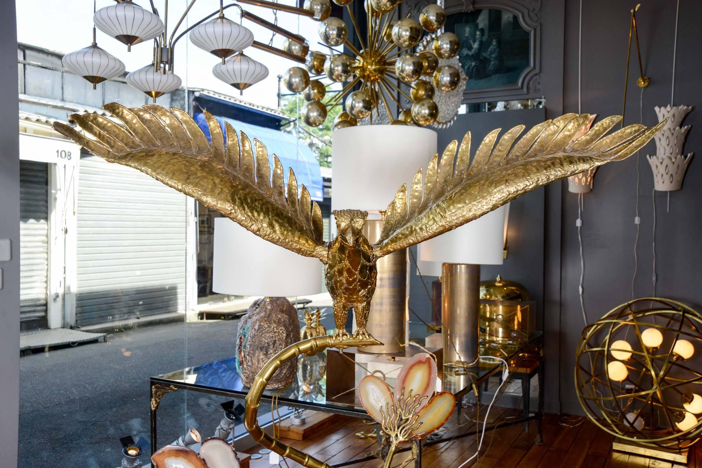 Beleuchtete Skulptur eines fliegenden Adlers aus Messing und Achat von Fernandez (Moderne der Mitte des Jahrhunderts) im Angebot
