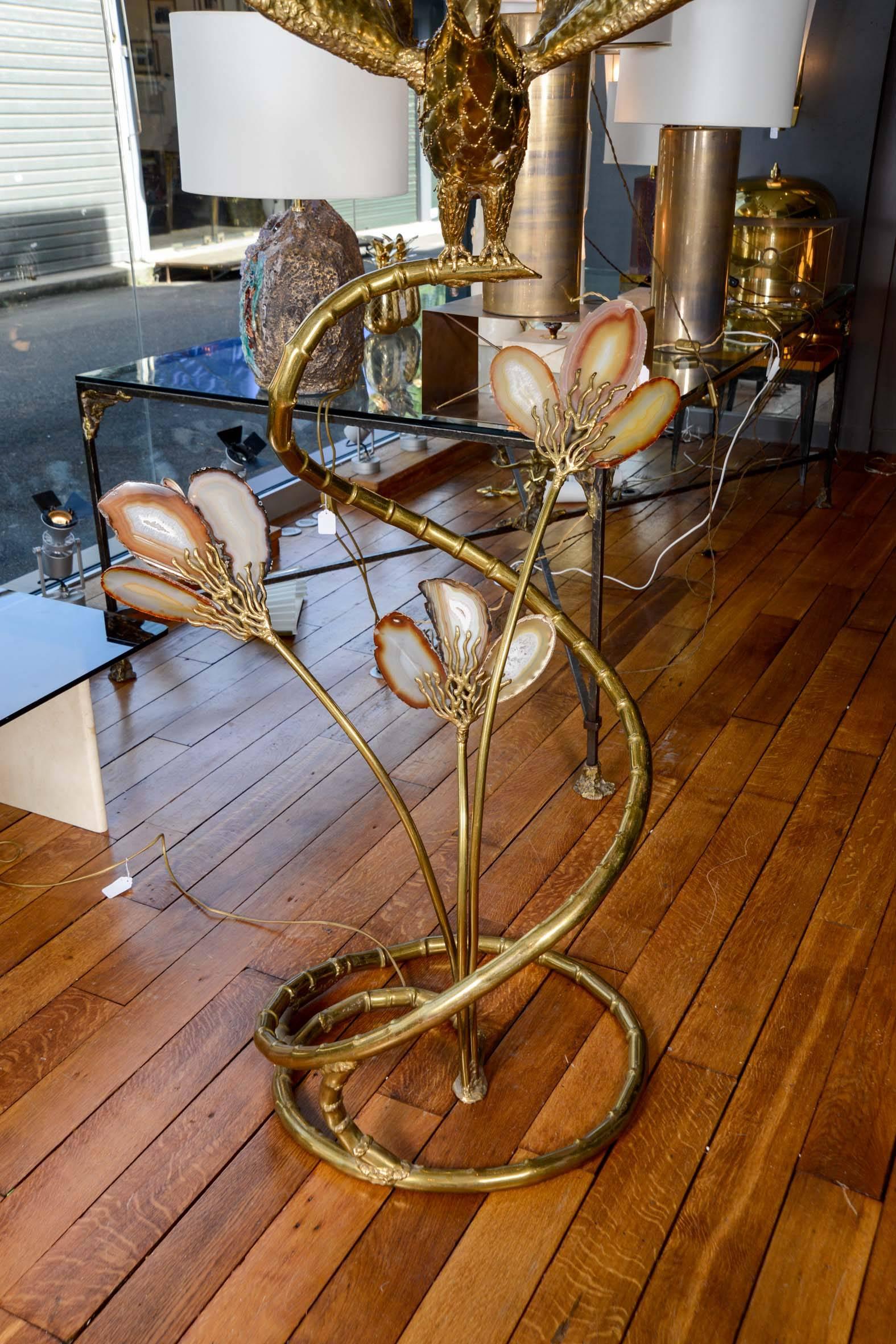Beleuchtete Skulptur eines fliegenden Adlers aus Messing und Achat von Fernandez (Französisch) im Angebot