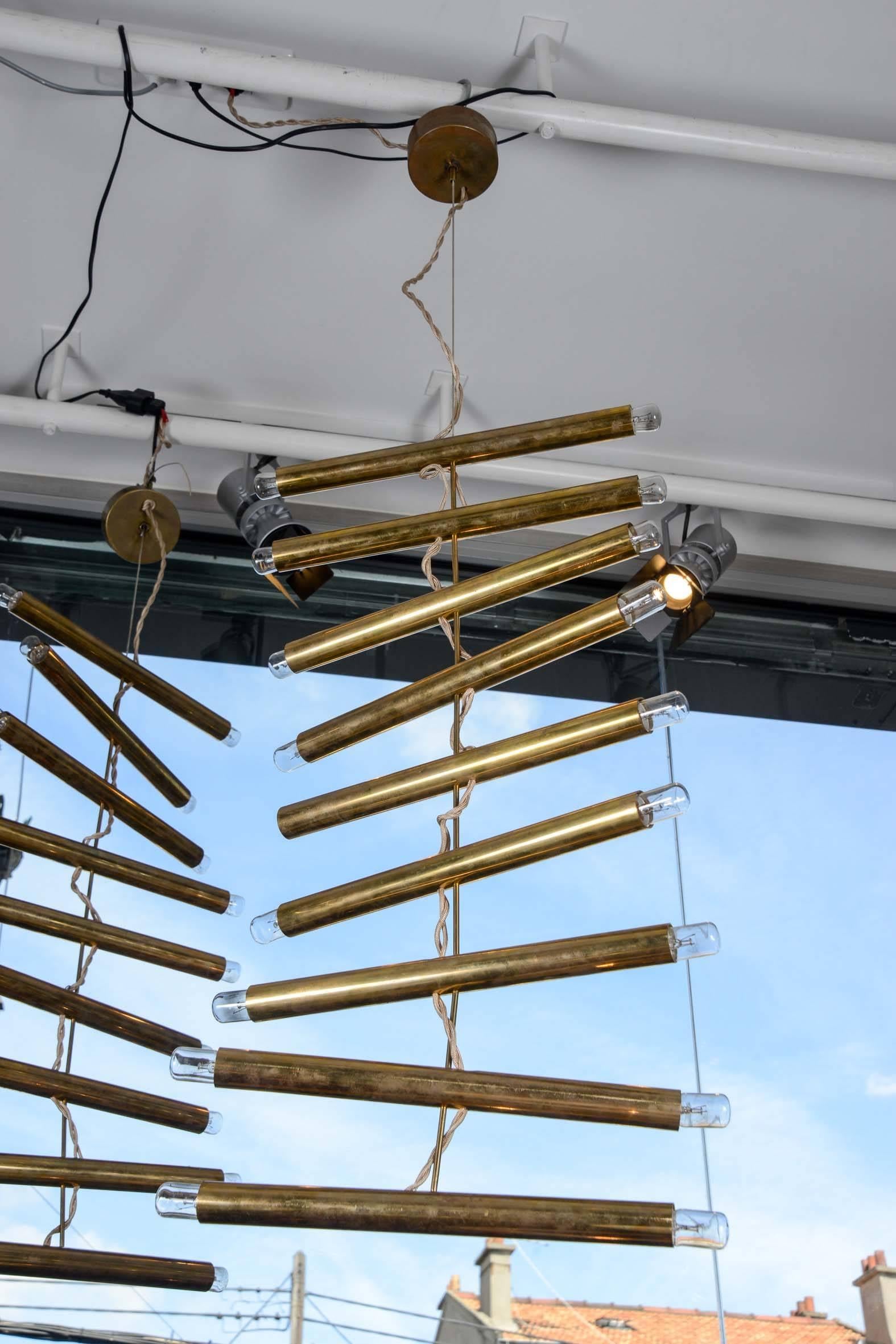 Rare Pair of Giampiero Aloï for Lumi Brass Ladder Chandeliers In Good Condition In Saint-Ouen, IDF