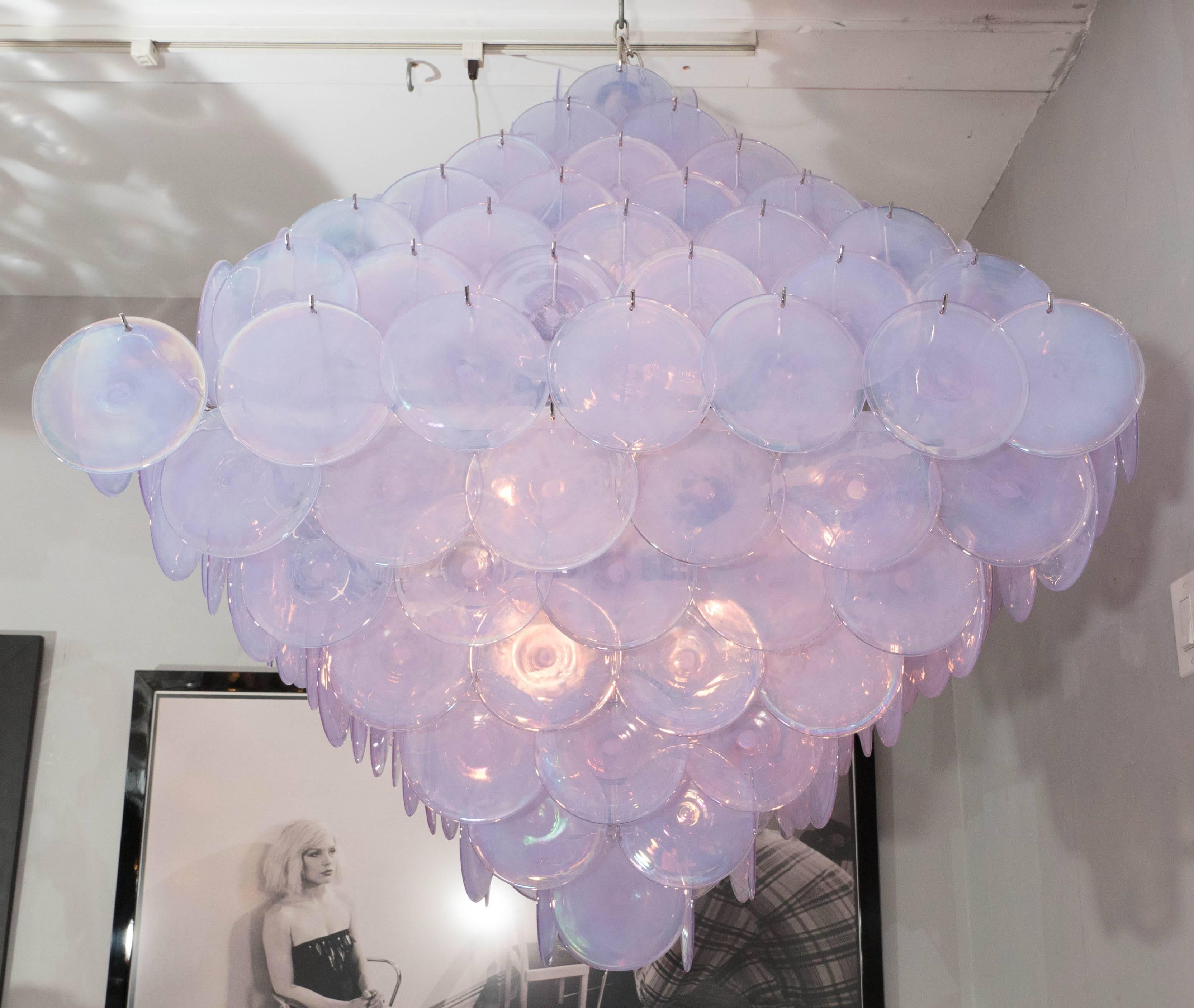 Enorme lampadario a disco in vetro di Murano Alex iridescente a forma di doppia piramide con struttura in acciaio inox lucido. La personalizzazione è disponibile in diverse dimensioni, finiture e colori del vetro.