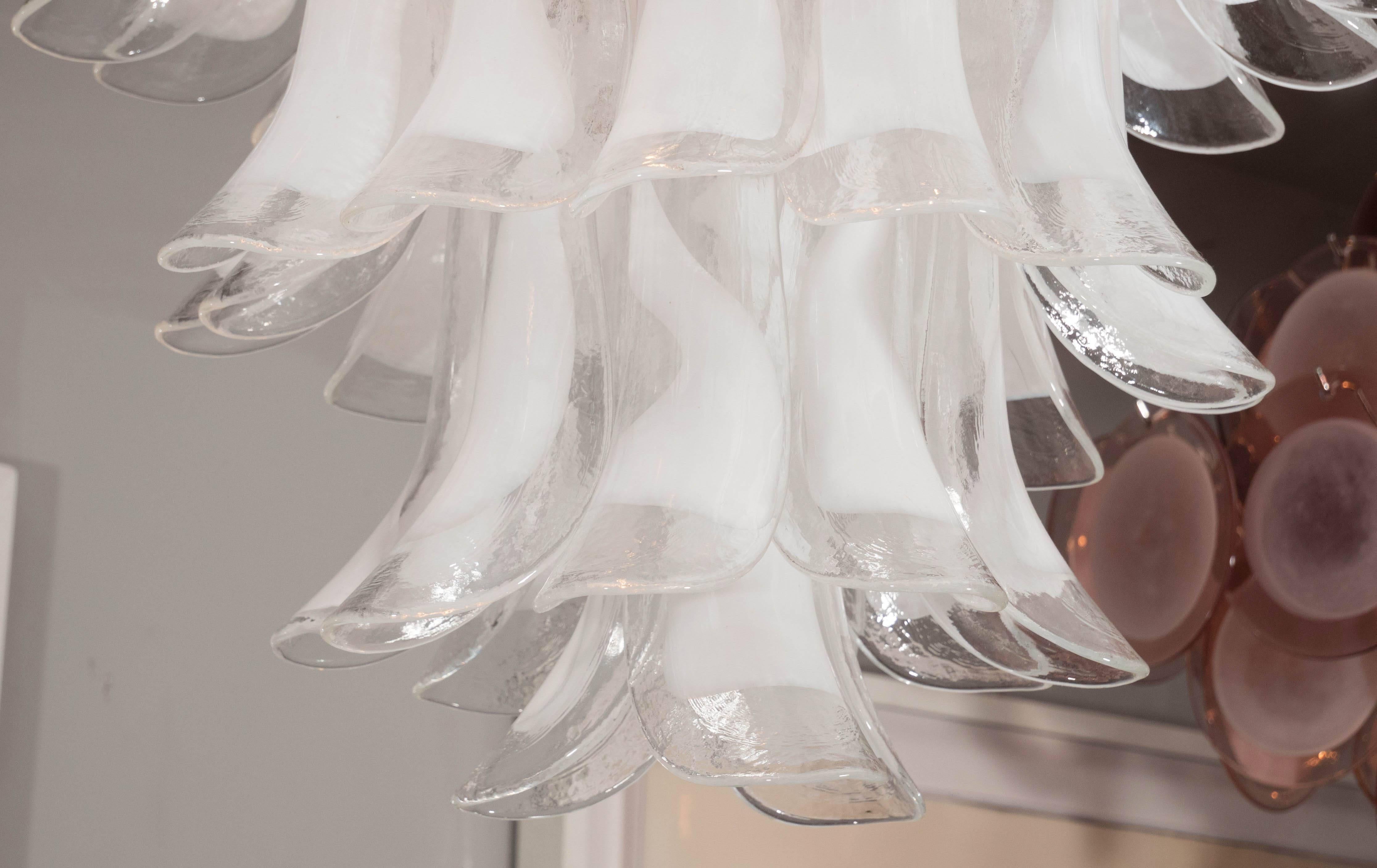 Italiano Lampadario personalizzato a petali in vetro bianco e trasparente Mazzega in vendita