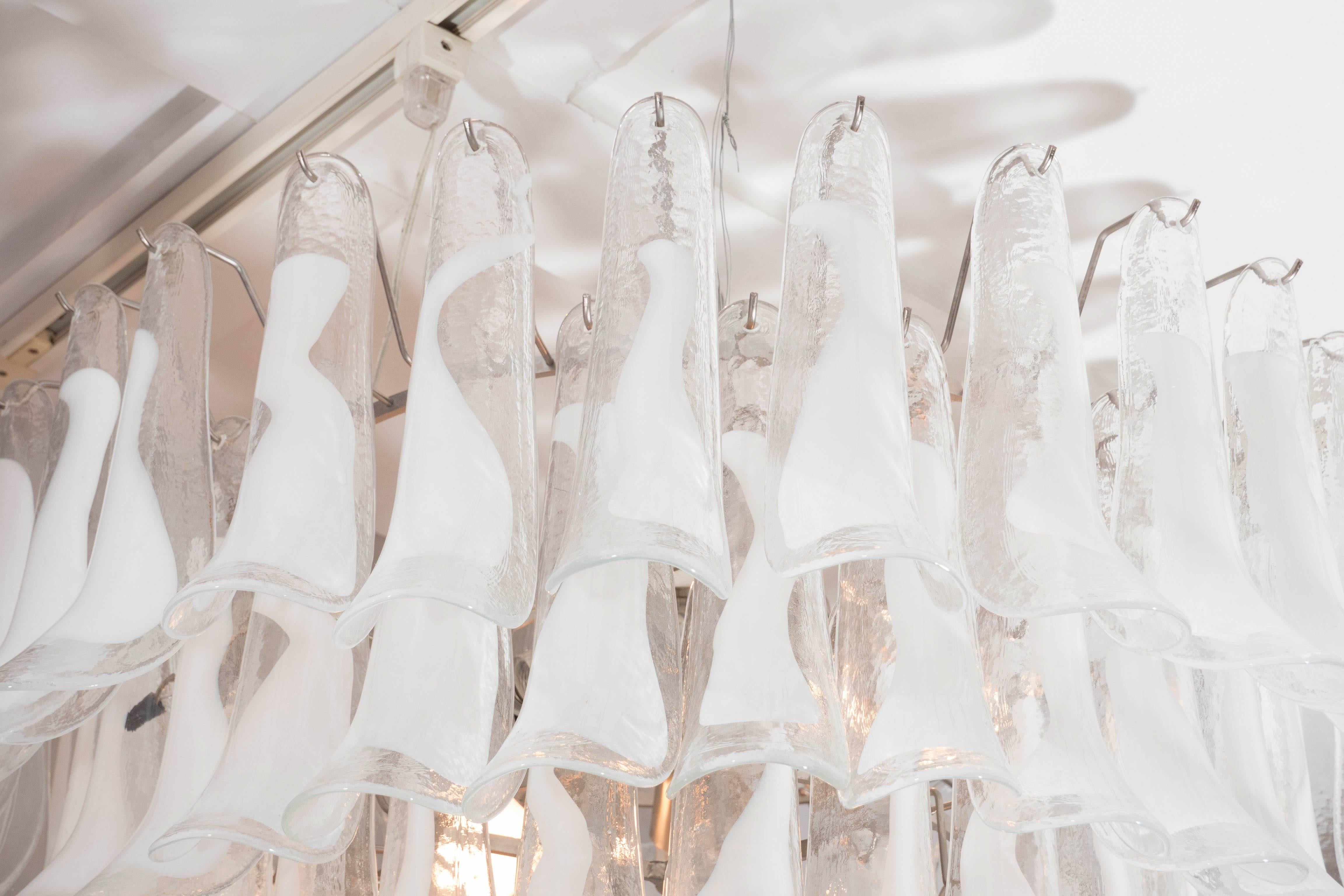 Grand lustre à pétales en verre blanc et transparent Mazzega fait sur mesure Neuf - En vente à New York, NY